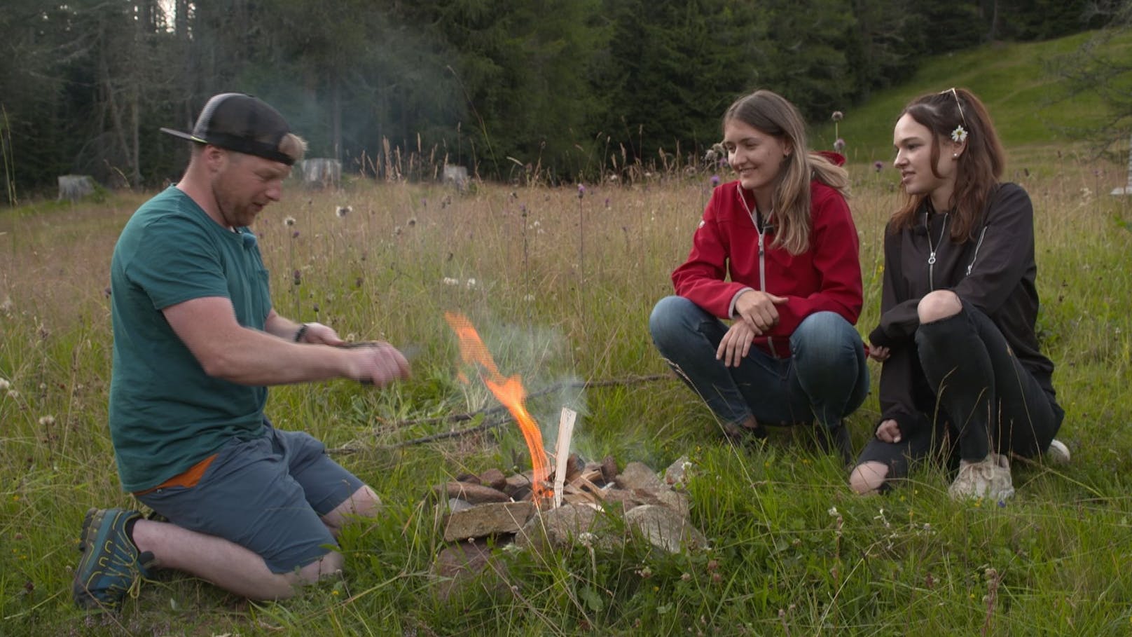 Der abenteuerlustige Osttiroler Johannes möchte seinen Hofdamen Gudrun und Angelina seine Almhütte zeigen, wo er plant mit ihnen zu übernachten.