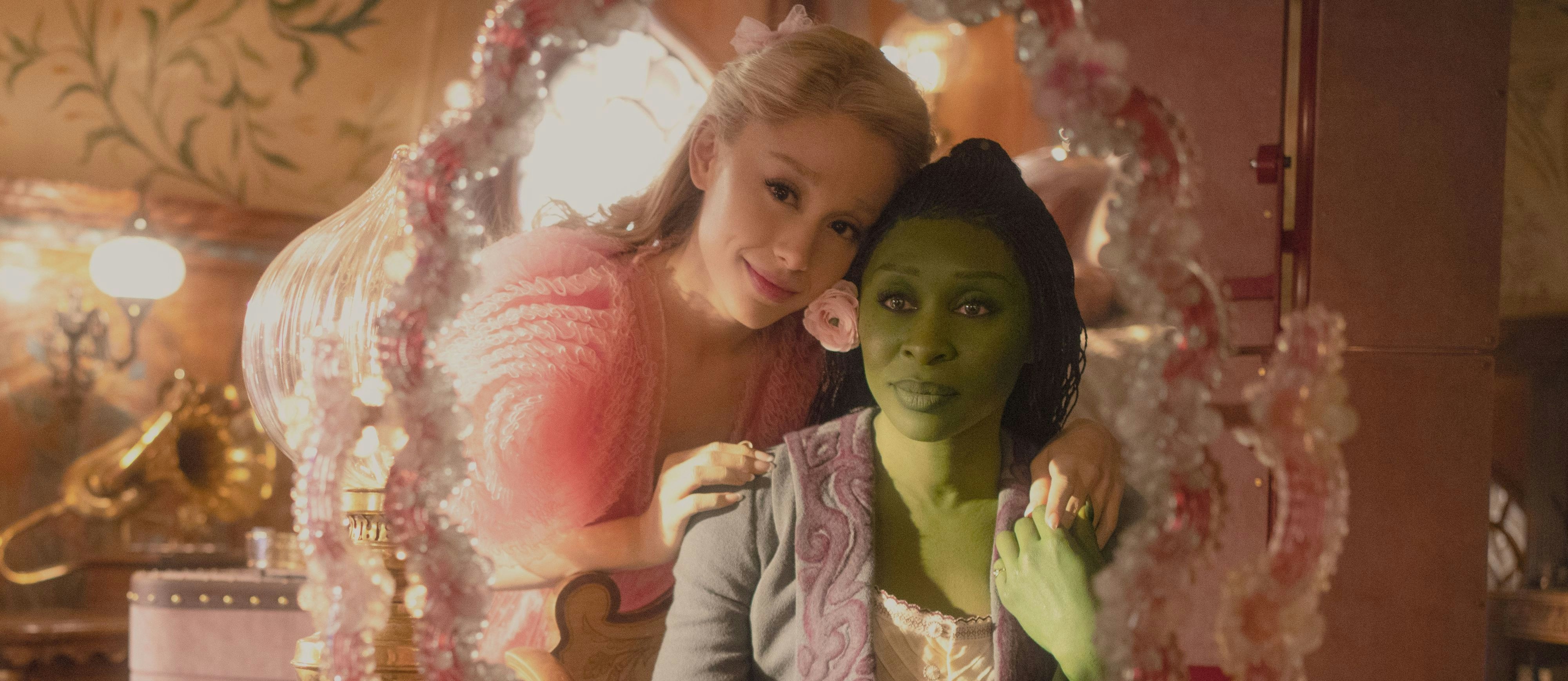 "Wicked", Teil 1: Glinda (Ariana Grande, l.), die "Gute HExe des Nordens", und Elphaba (Cynthia Erivo) als spätere "Böse Hexe des Westens"