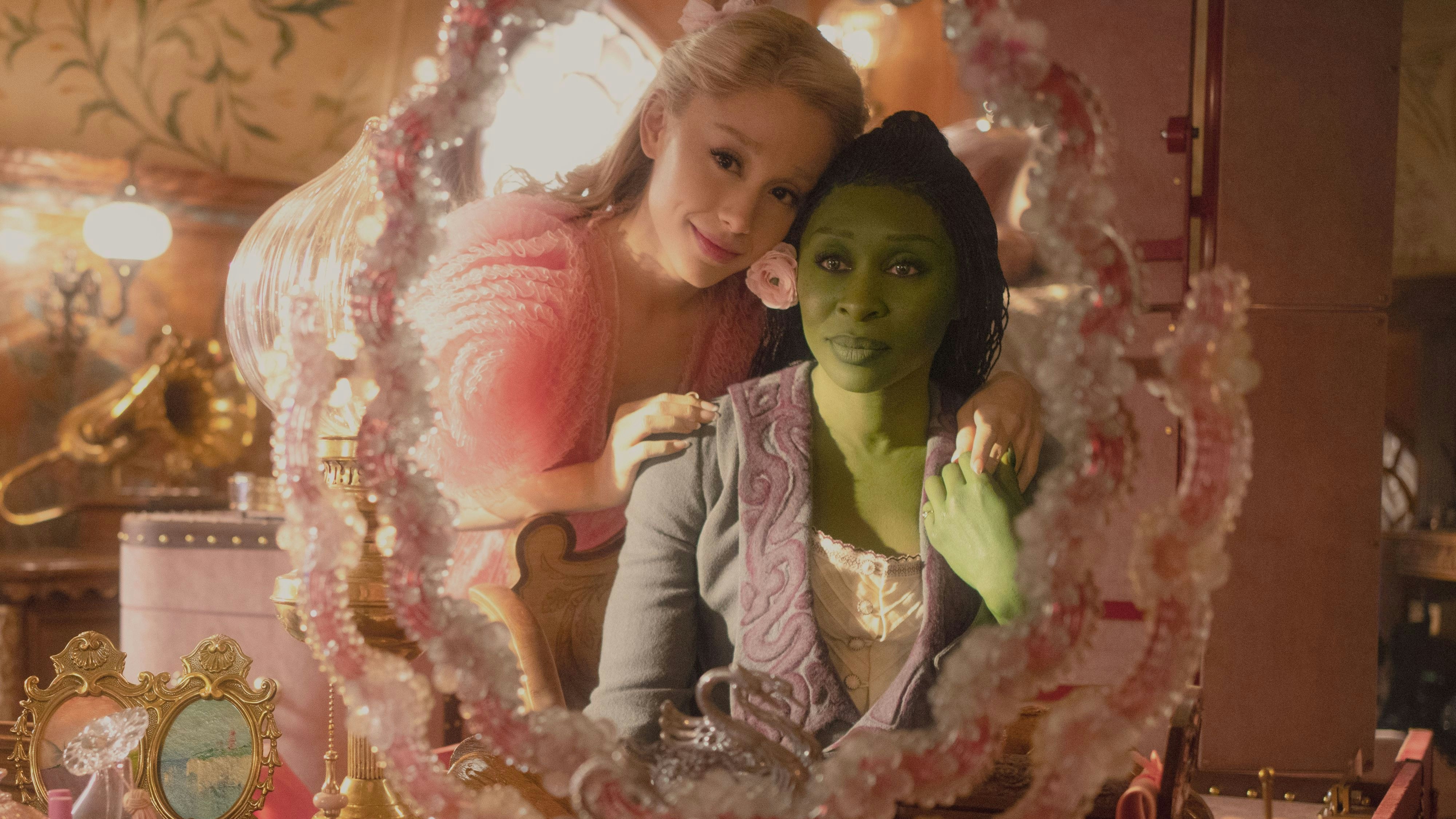 Ariana Grande als Glinda, die spätere Gute Hexe des Nordens, und Cynthia Erivo als Elphaba, die spätere Böse Hexe des Westens in der Musical-Verfilmung "Wicked"