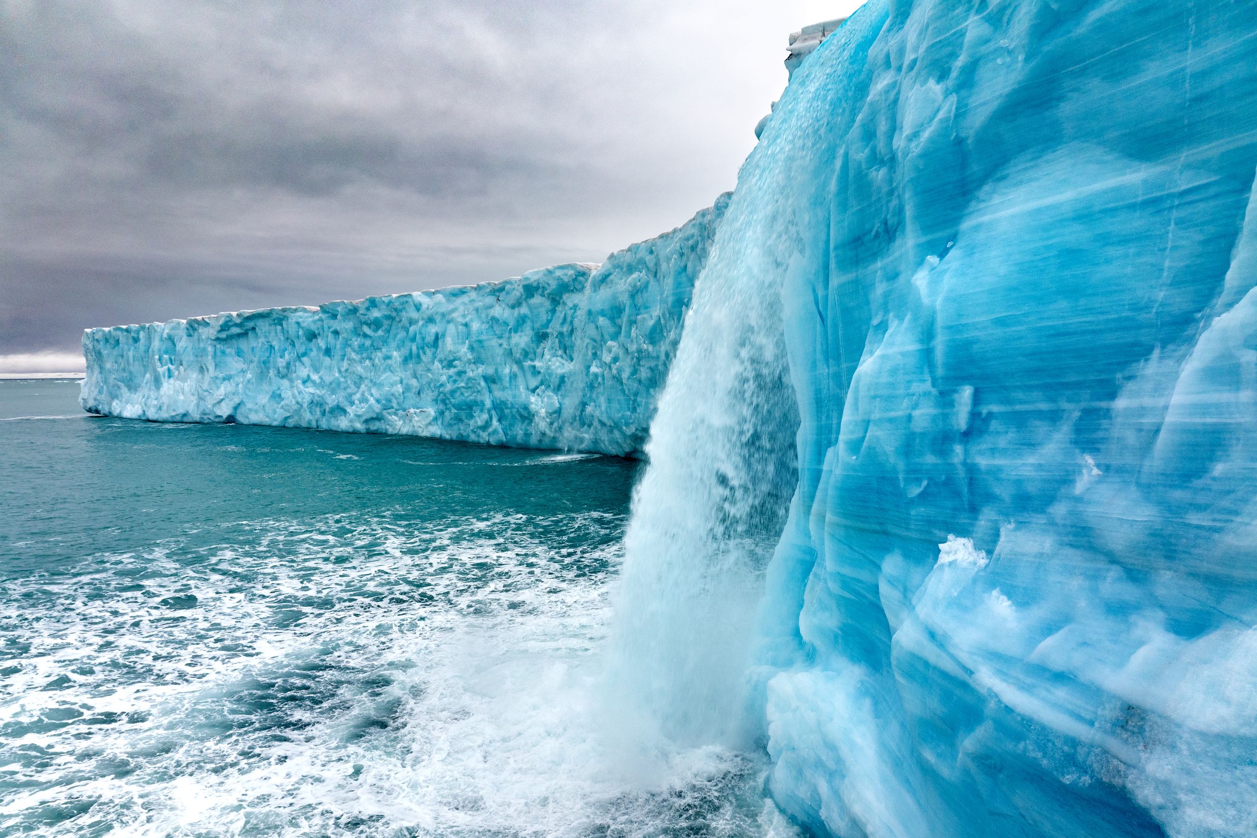 Meereis reflektiert Sonnenlicht und hilft, die Erde kühl zu halten. Weniger Eis bedeutet, dass mehr Sonnenlicht vom Ozean absorbiert wird - was die globale Erwärmung verstärkt.