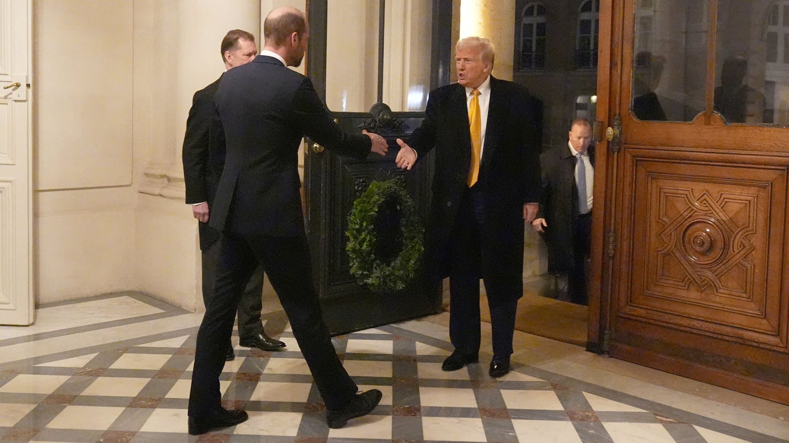 Prinz William begrüßt Donald Trump in der Residenz des britischen Botschafters in Paris. Die beiden trafen sich zu einem Gespräch im Zuge der Wiedereröffnung von Notre-Dame am 7. Dezember 2024.