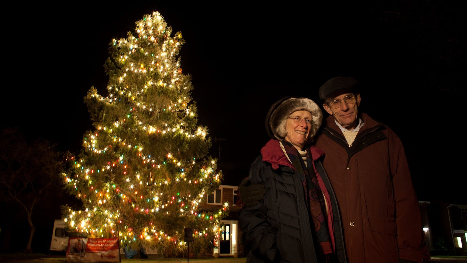 XXL-Christbaum in ihrem Garten ist Touristen-Attraktion