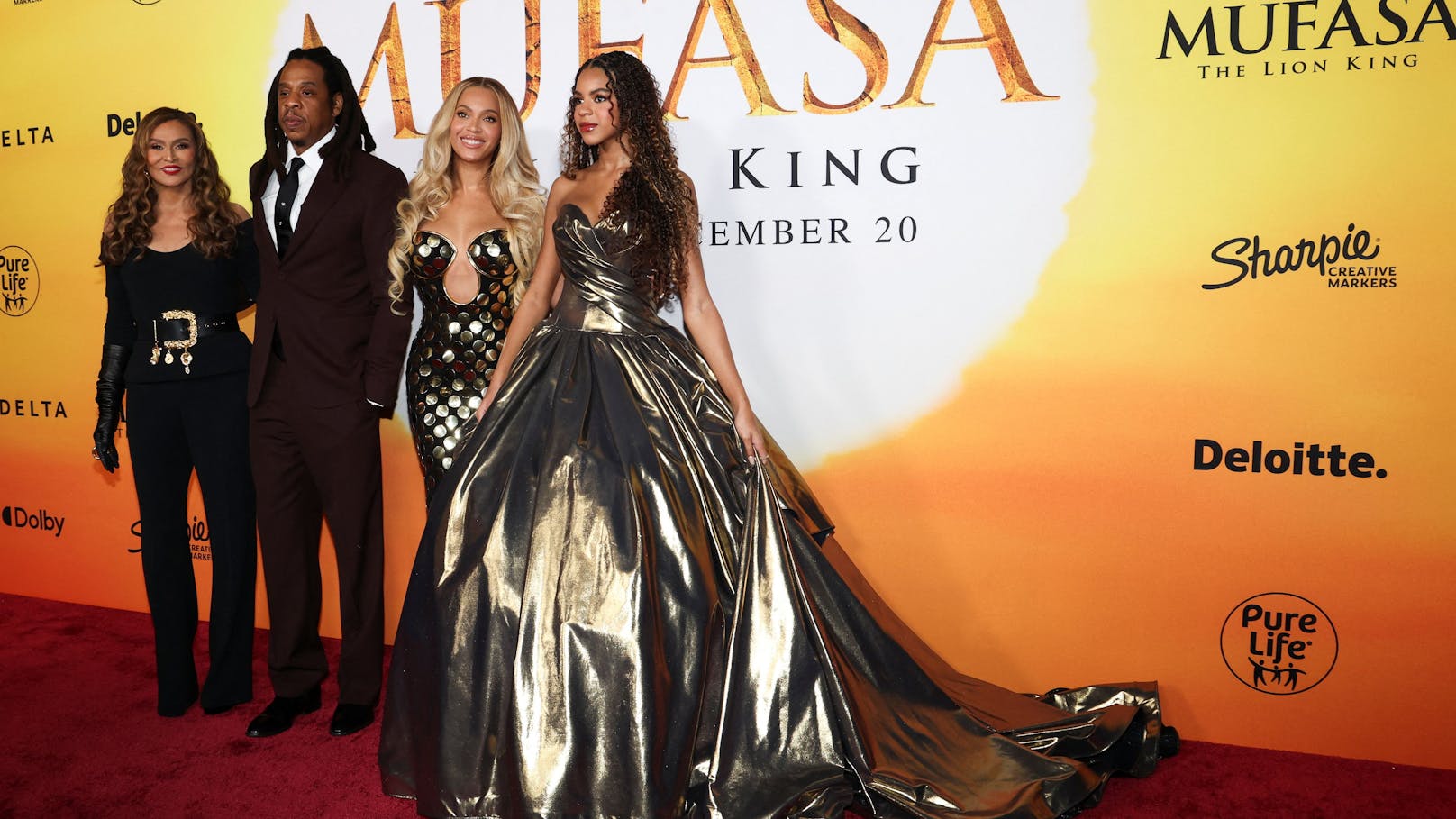 Starke Familie? Trotz Skandal versuchen Beyoncé, Jay-Z, Schwiegermutter Tina Knowles und Tochter Blue Ivy Carter bei der "Mufasa"-Premiere zu glänzen.