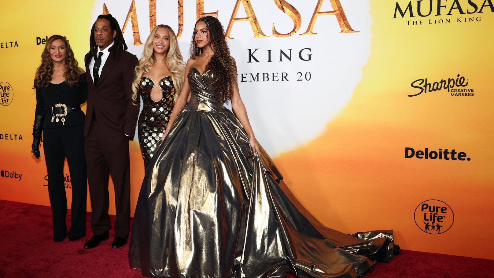 Starke Familie? Trotz Skandal versuchen Beyoncé, Jay-Z, Schwiegermutter Tina Knowles und Tochter Blue Ivy Carter bei der "Mufasa"-Premiere zu glänzen.