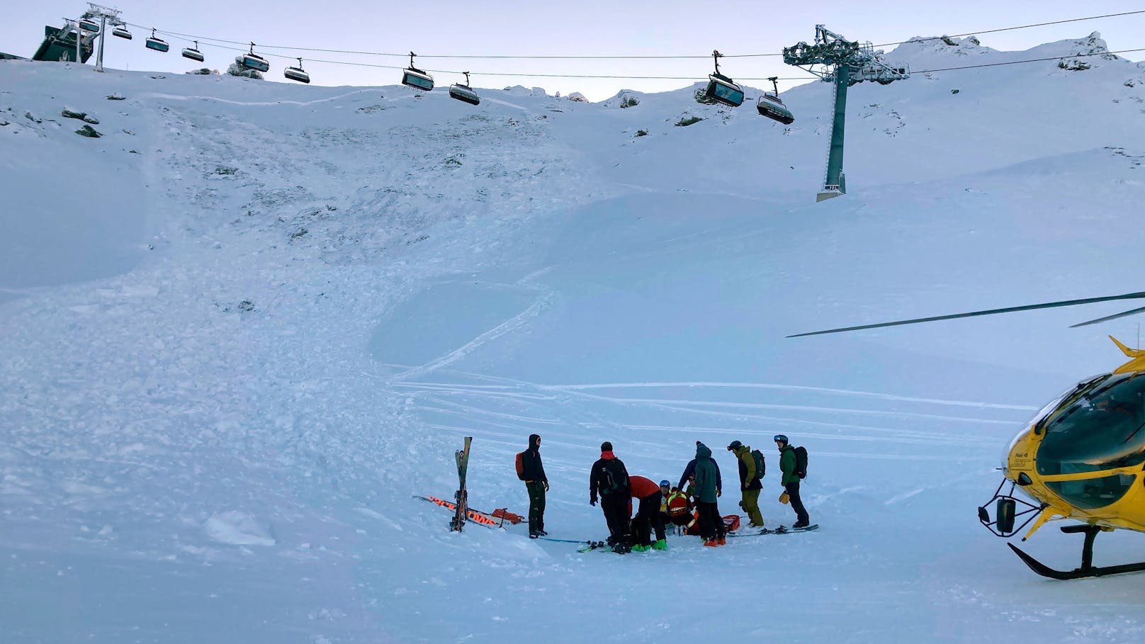 Guide wird vor Augen von Ski-Gruppe von Lawine erfasst