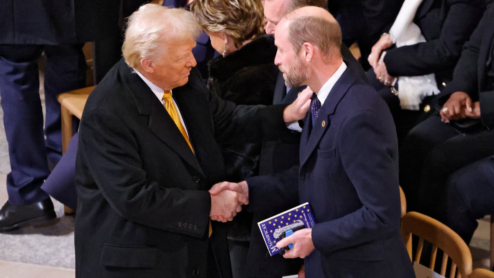 Donald Trump schüttelt Prinz William die Hand bei der Wiedereröffnung der Kathedrale Notre-Dame nach dem Brand von 2019. Die Zeremonie fand am 7. Dezember 2024 in Paris statt.