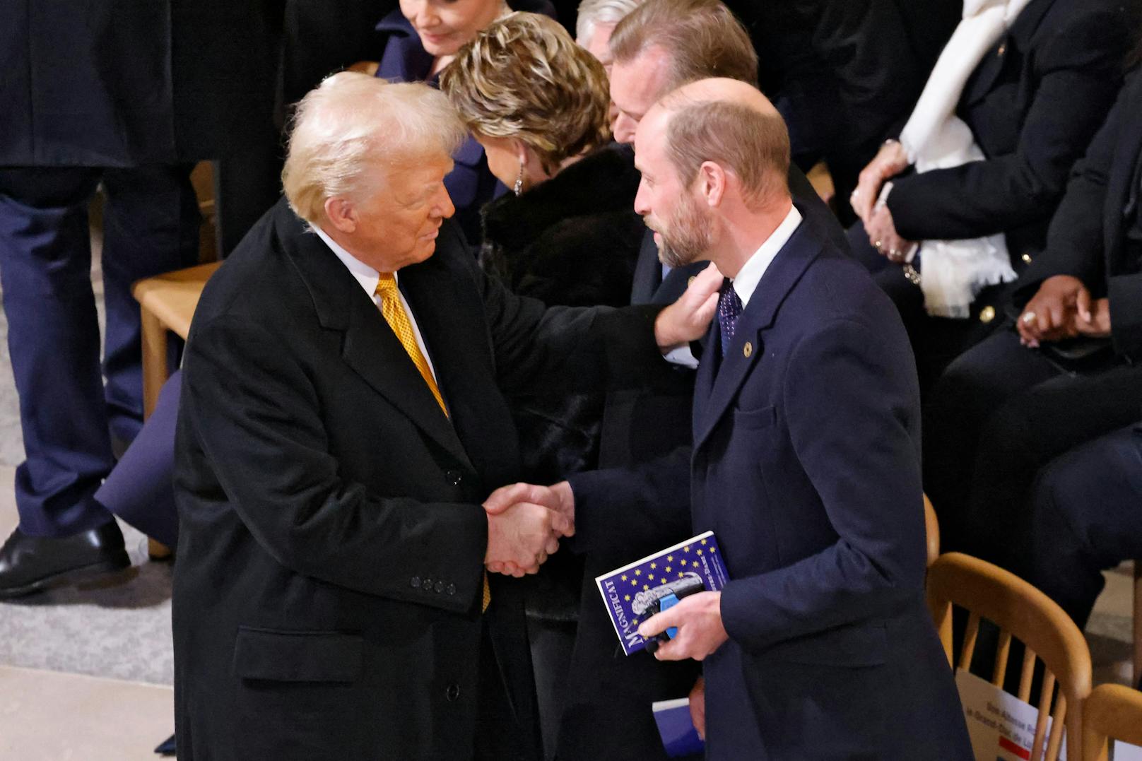 Donald Trump schüttelt Prinz William die Hand bei der Wiedereröffnung der Kathedrale Notre-Dame nach dem Brand von 2019. Die Zeremonie fand am 7. Dezember 2024 in Paris statt.