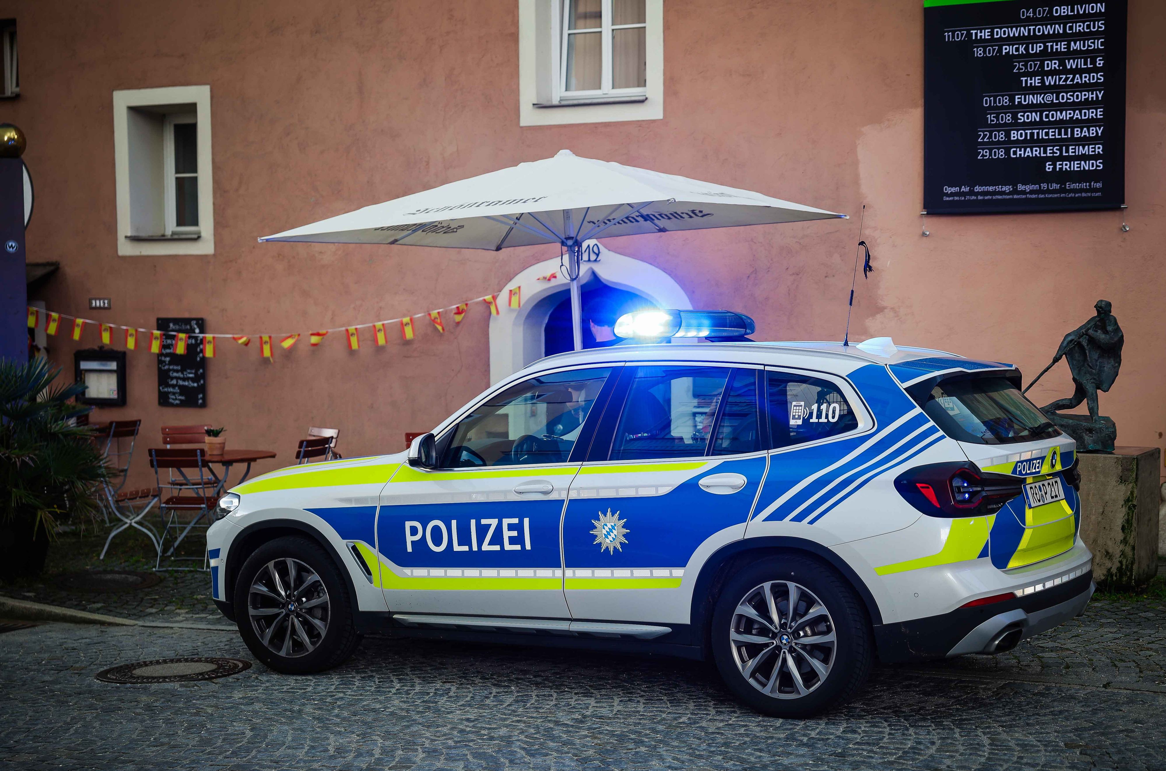 Laut den Beamten attackierte sie der Mann sofort und unmittelbar mit einem Messer. (Symbolbild)