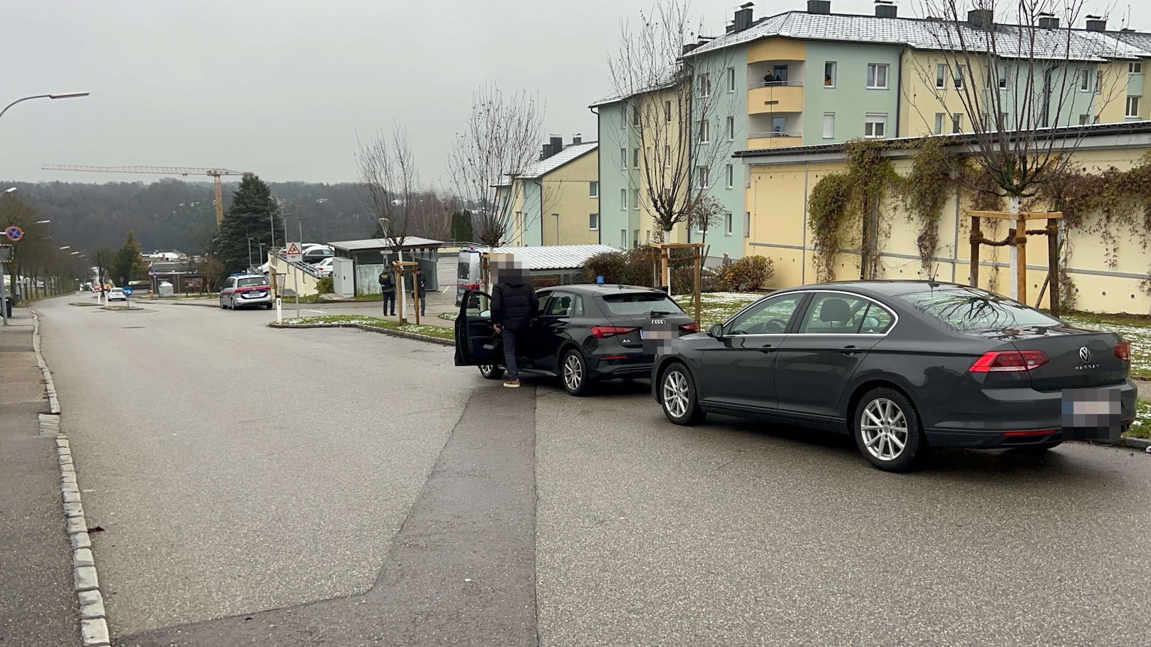 In der Parksiedlung in Amstetten wurde am Dienstagvormittag ein Mann mit einer schweren Kopfverletzung aufgefunden.