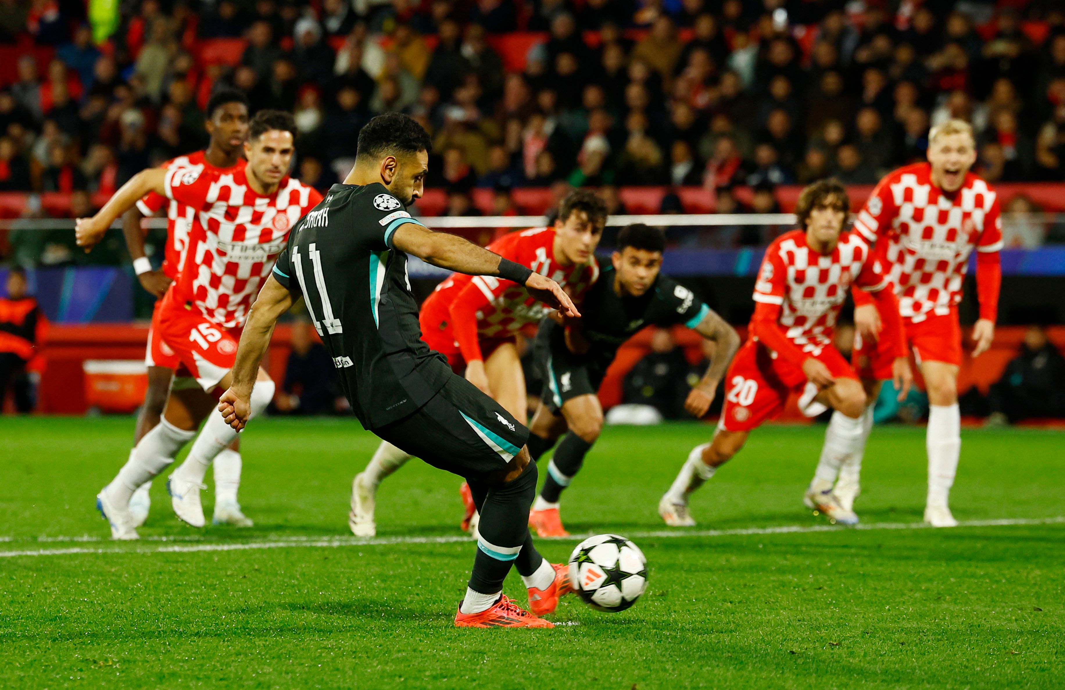 Liverpool-Star Mo Salah trifft vom Elfmeterpunkt. 