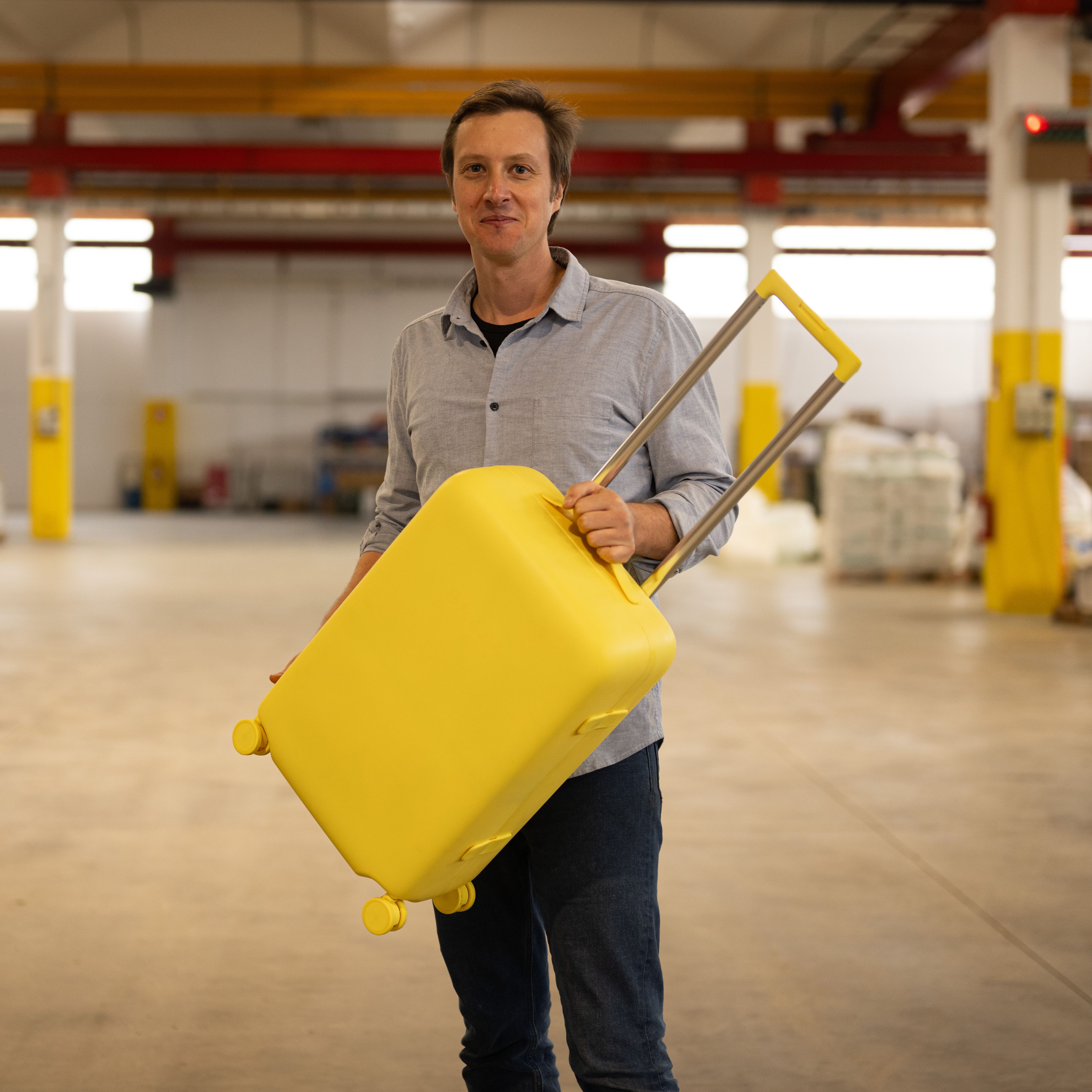 Michael Kogelnik mit seiner Erfindung: dem 1,4 Kilogramm leichten Bohnen-Koffer