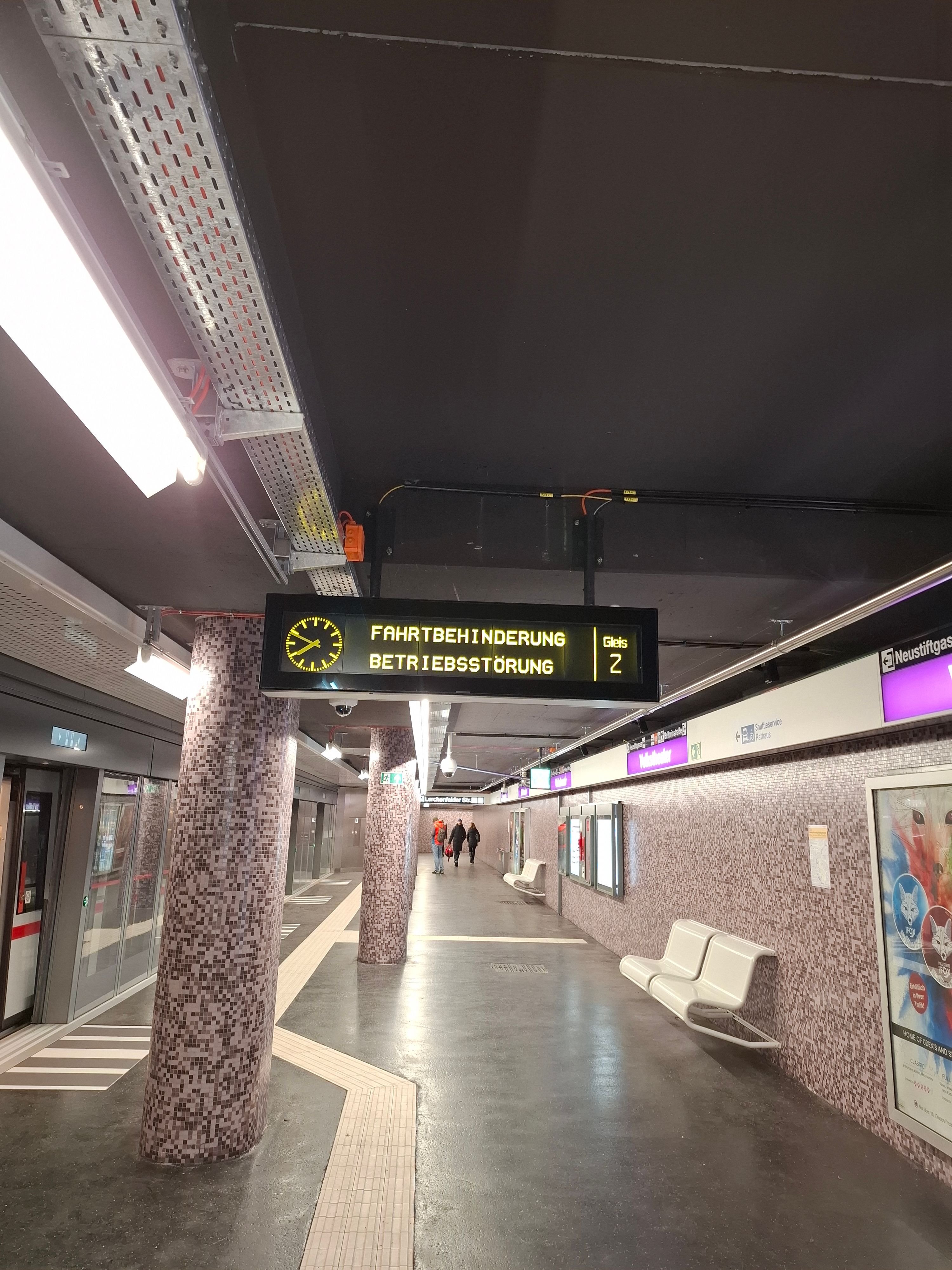 Die neuen Einstiegstüren an den Stationen haben noch kleine Anlaufschwierigkeiten.