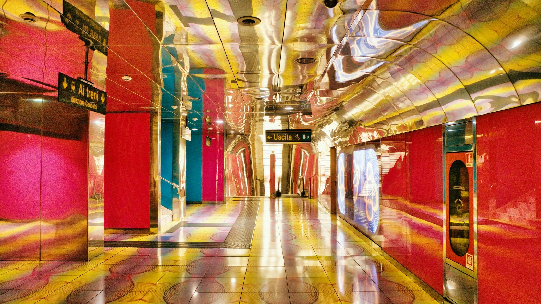 Die Chiaia Metro Station in Neapel ist ein Füllkrug an Farben.