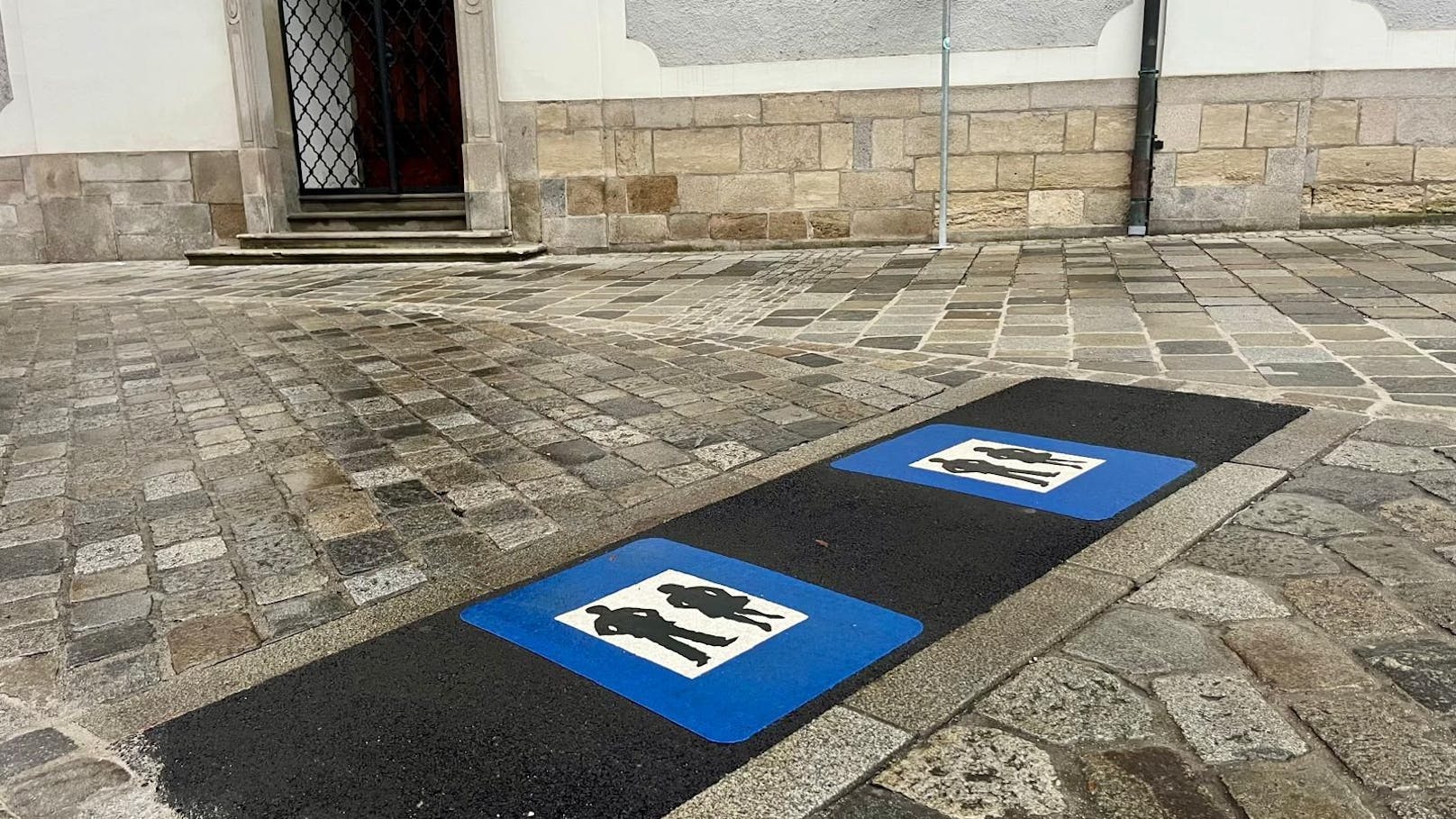 Die Klosterstraße ist jetzt eine Fußgängerzone. Vor dem Eingang der Minoritenkirche wurden neue Markierungen aufgemalt.