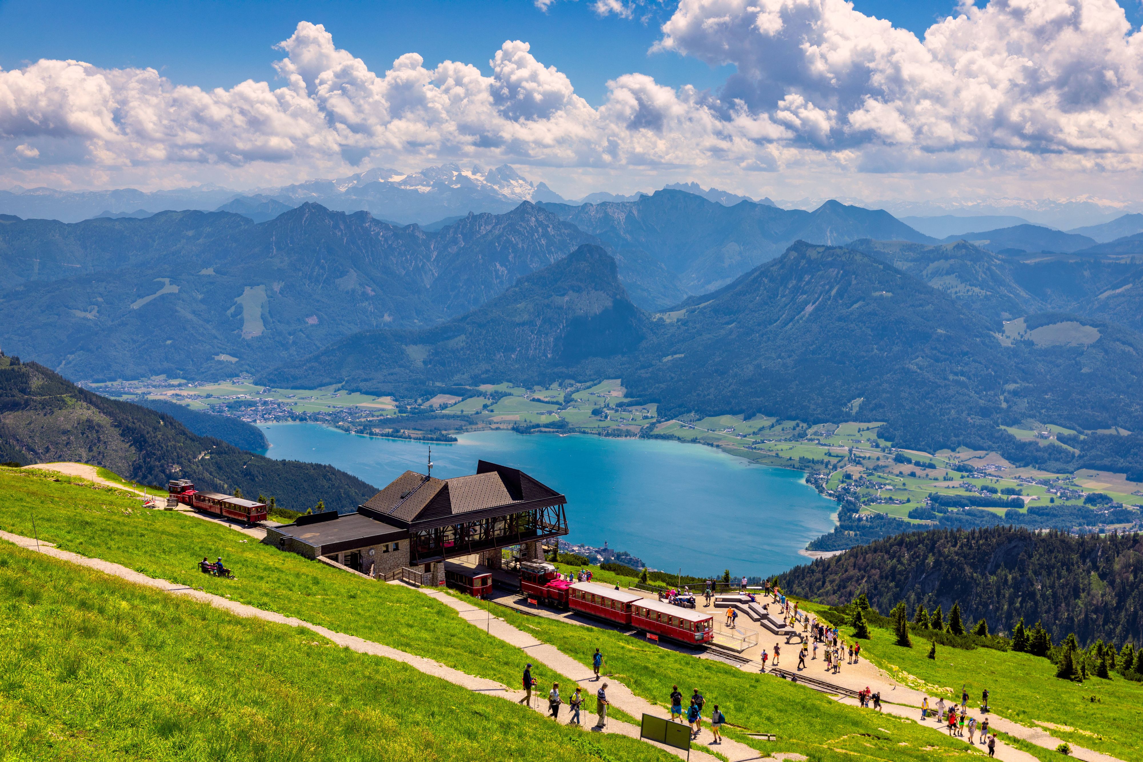 Die Schafbergbahn Station in St. Wolfgang in Österreich im Bundesland Salzburg wurde von der UNESCO mit dem ersten Platz des Prix Versailles 2024 ausgezeichnet.