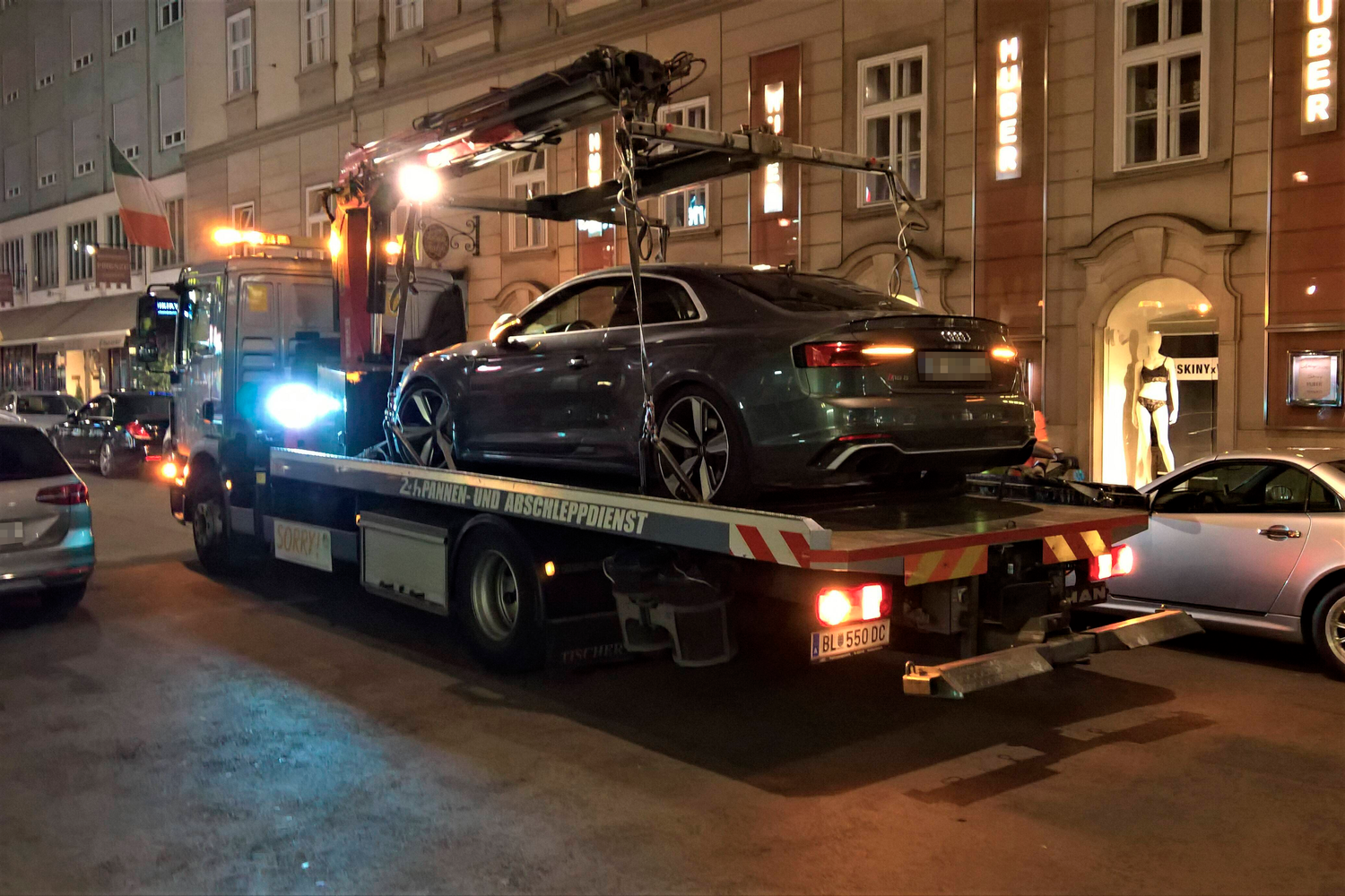 Ein Falschparker in der Wiener Innenstadt wird von einem Abschleppdienst entfernt. (Archivbild)