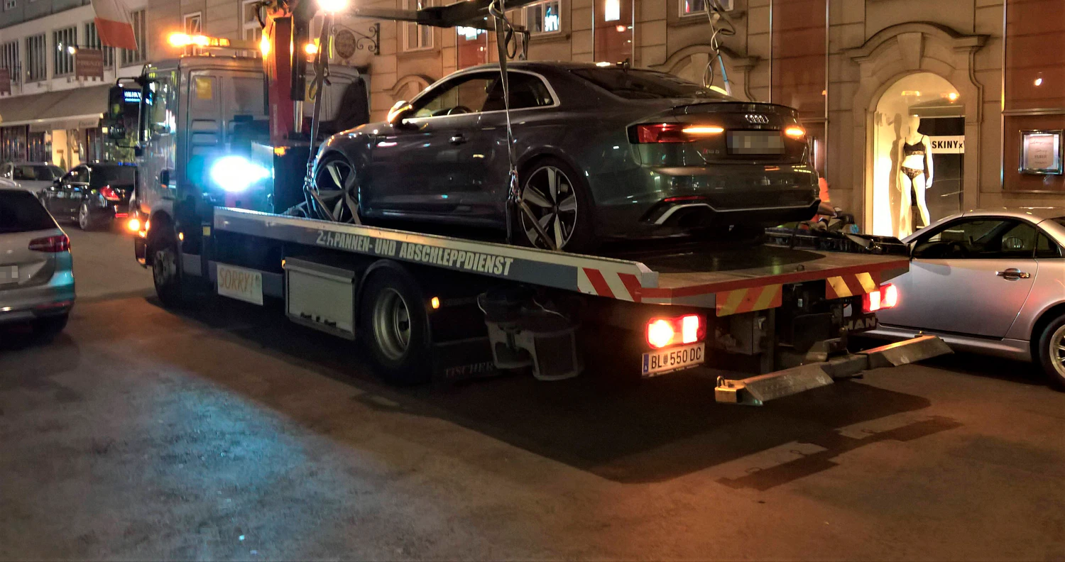 Ein Falschparker in der Wiener Innenstadt wird von einem Abschleppdienst entfernt. (Archivbild)