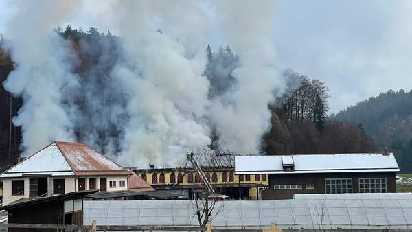 Die Rauchsäule des Feuers war kilometerweit zu sehen.
