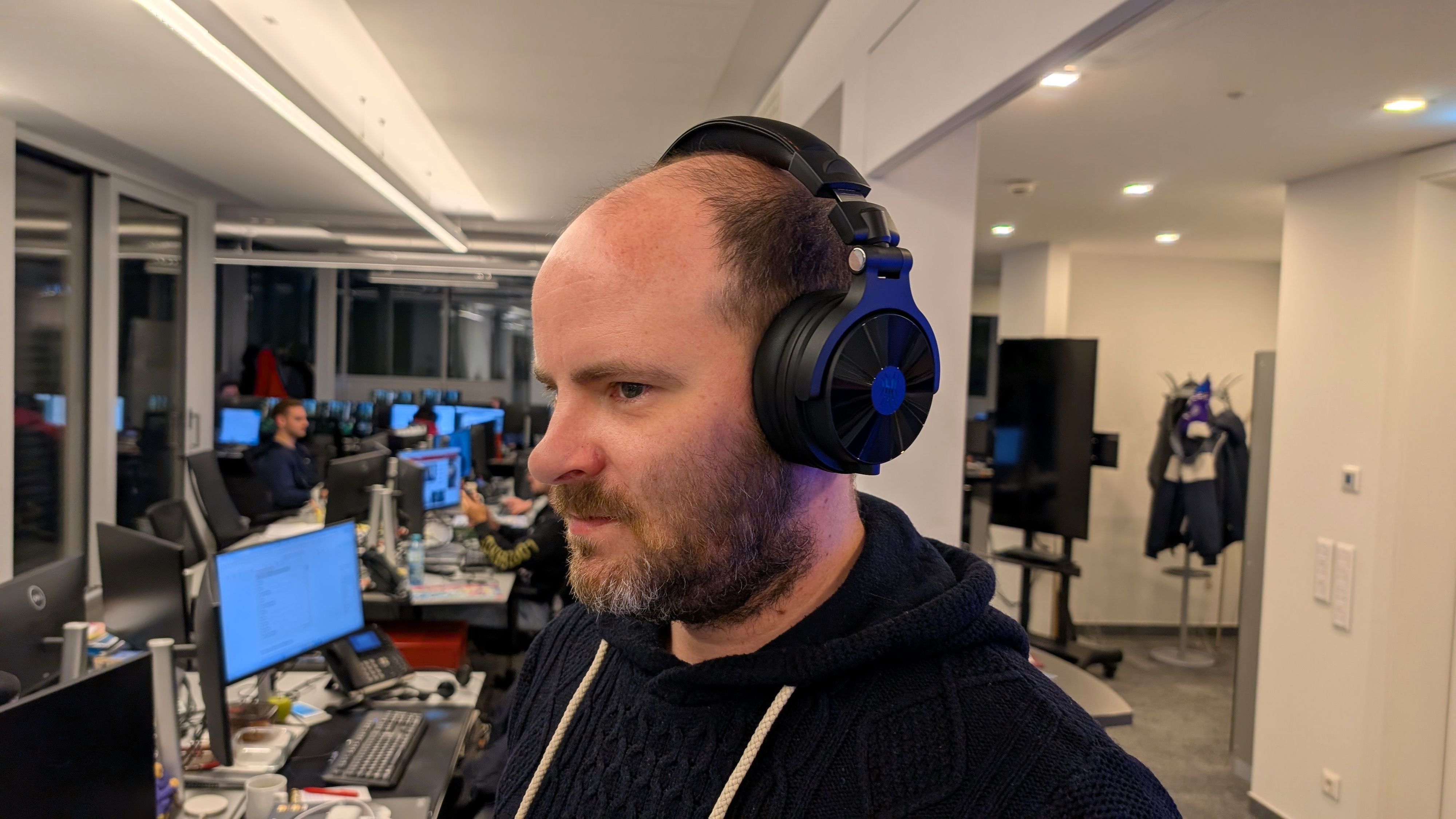 Der OneOdio Studio Max 1 bietet einen ausgewogenen Klang mit einer leichten Betonung der Bässe.