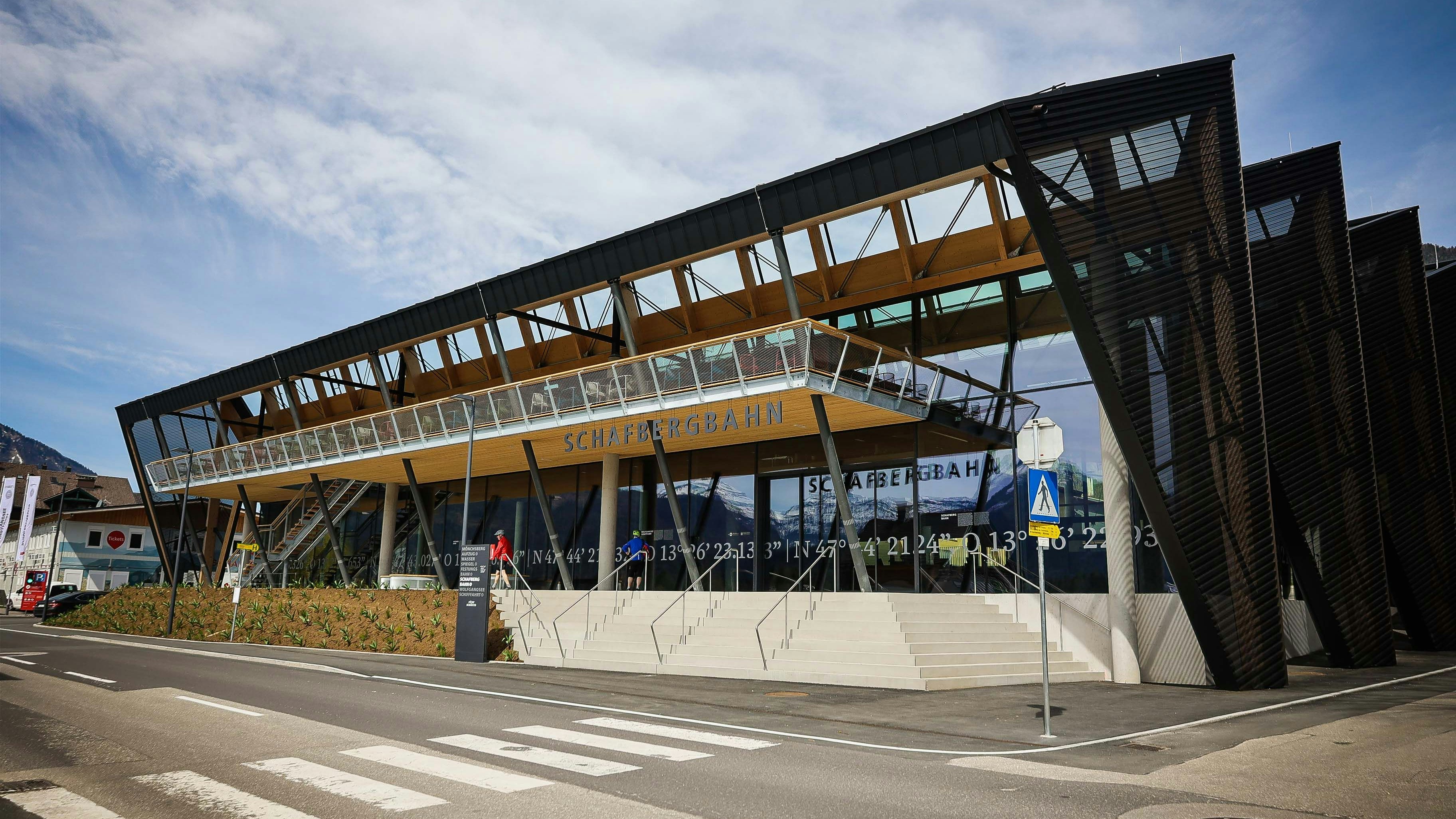Ausgangs- und Endpunkt der Fahrt ist derselbe Bahnhof auf 542 Metern Höhe, dessen ursprüngliche Architektur vom Büro Dunkelschwarz neu interpretiert und wiederbelebt wurde.