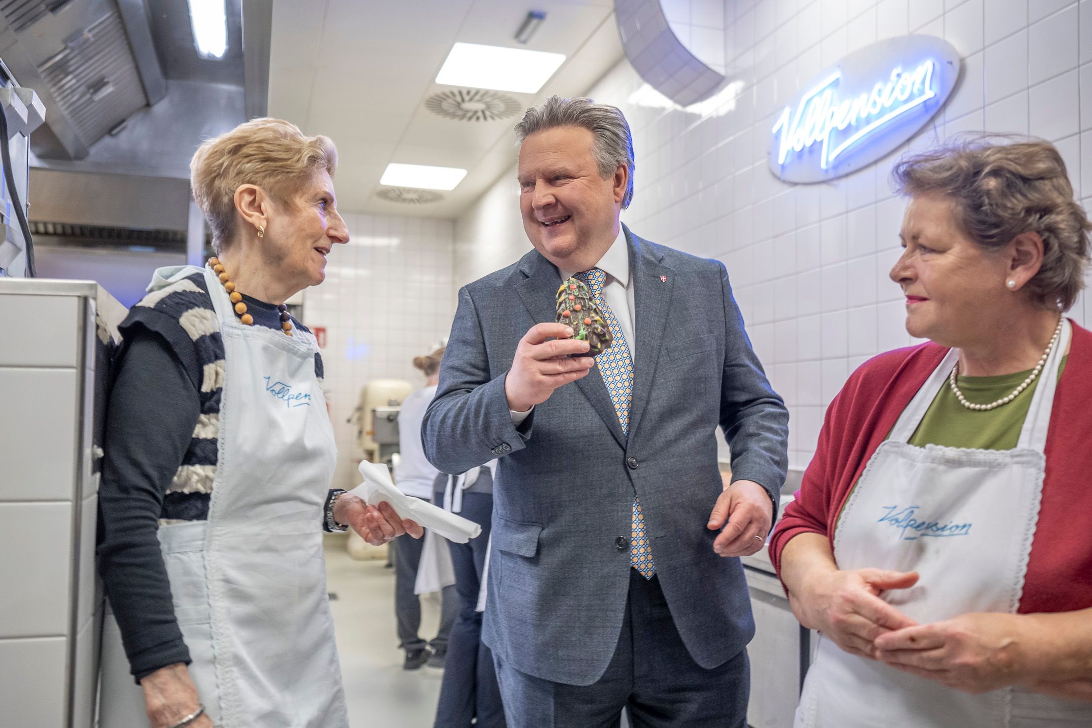 Bürgermeister Michael Ludwig (SP) eröffnete am Dienstag, 10. Dezember, eine neue Backstube der Vollpension. Dort kostete er auch die neue Dubai-Schokolade in Weihnachtsbaumform