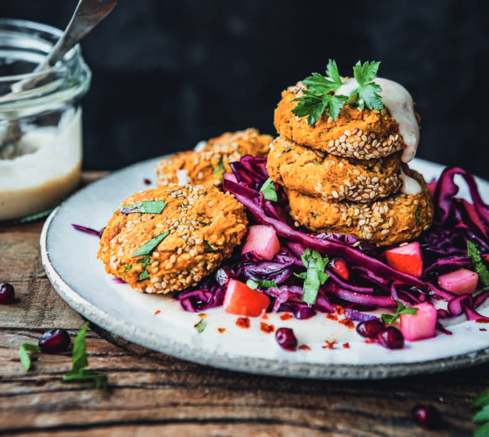 Kürbisfalafel auf Apfel-Rotkohl-Salat