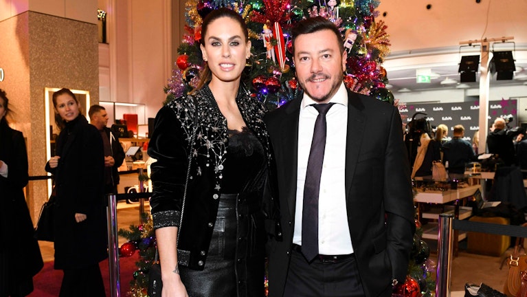 In zwei Wochen muss Nathalie Benko selbst vor Gericht – sie soll für ihren Mann Geld versteckt haben. Vorab ging die Ehefrau von René Benko nun juristisch gegen mehrere Verlage vor. Sie hatten über eine angebliche Scheidung im Hause Benko berichtet.