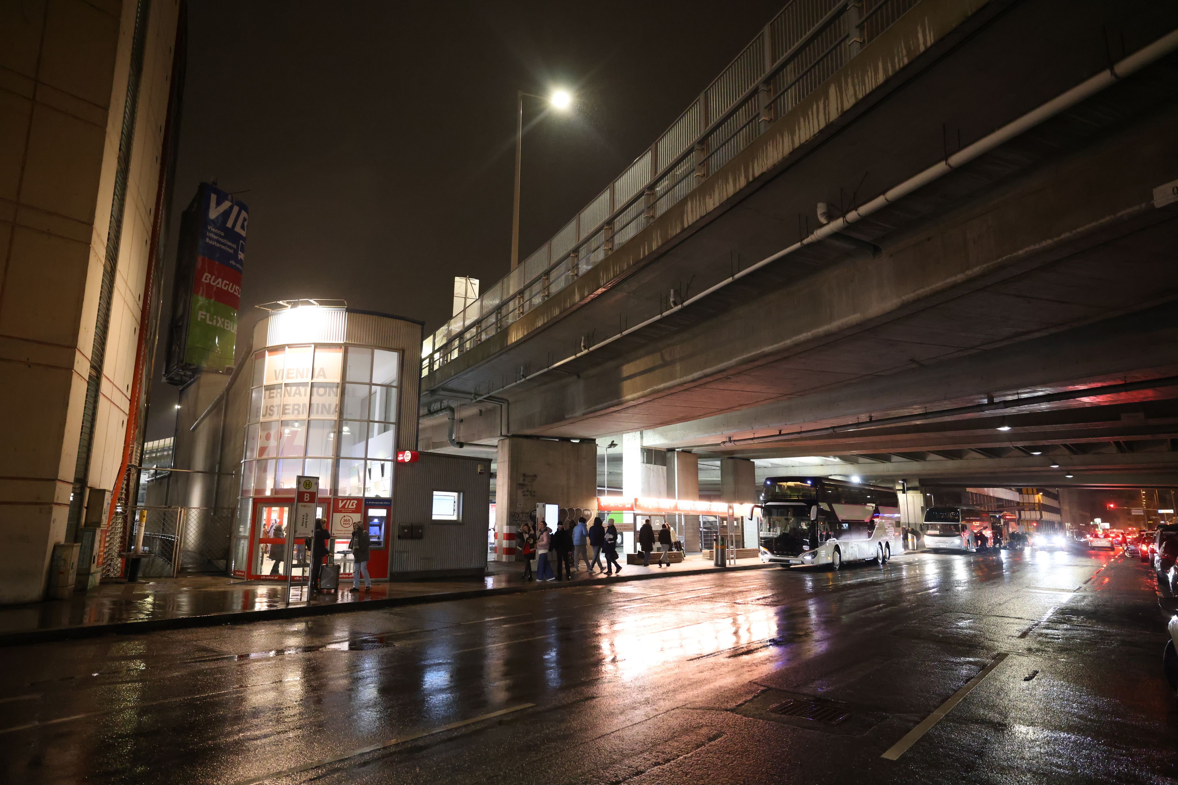 Chaos am Busbahnhof Erdberg: Fahrgäste klagen über fehlende Beleuchtung und lange Wartezeiten.