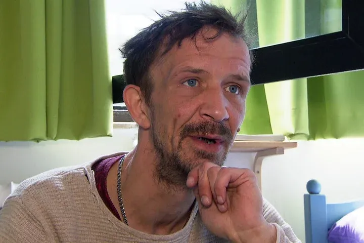 Sein Leben ist eine Berg- und Talfahrt: Dennis (44).