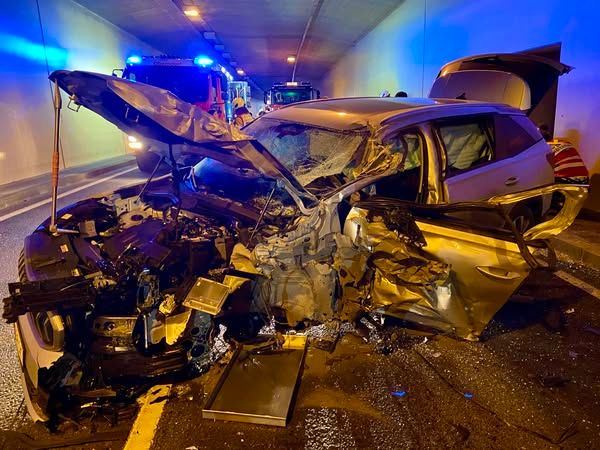 Eine Person wurde bei dem Unfall schwer verletzt.