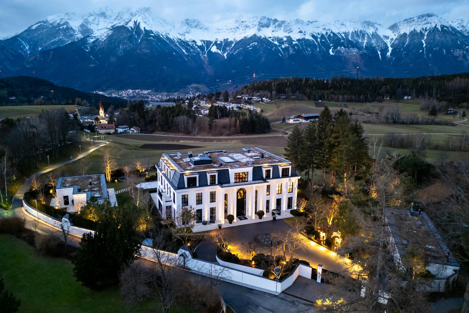 Das ehemalige Schlosshotel Igls wurde 2016 von der Gesellschaft Schlosshotel Igls gekauft, die großteils Benkos Laura-Privatstiftung gehört.