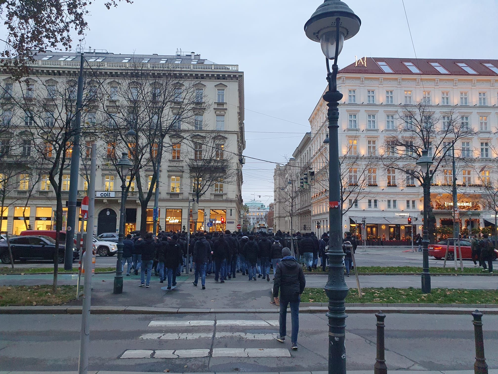 Fußballfans des FC Basel marschieren vor dem Youth-League-Duell gegen Rapid durch die Stadt. 