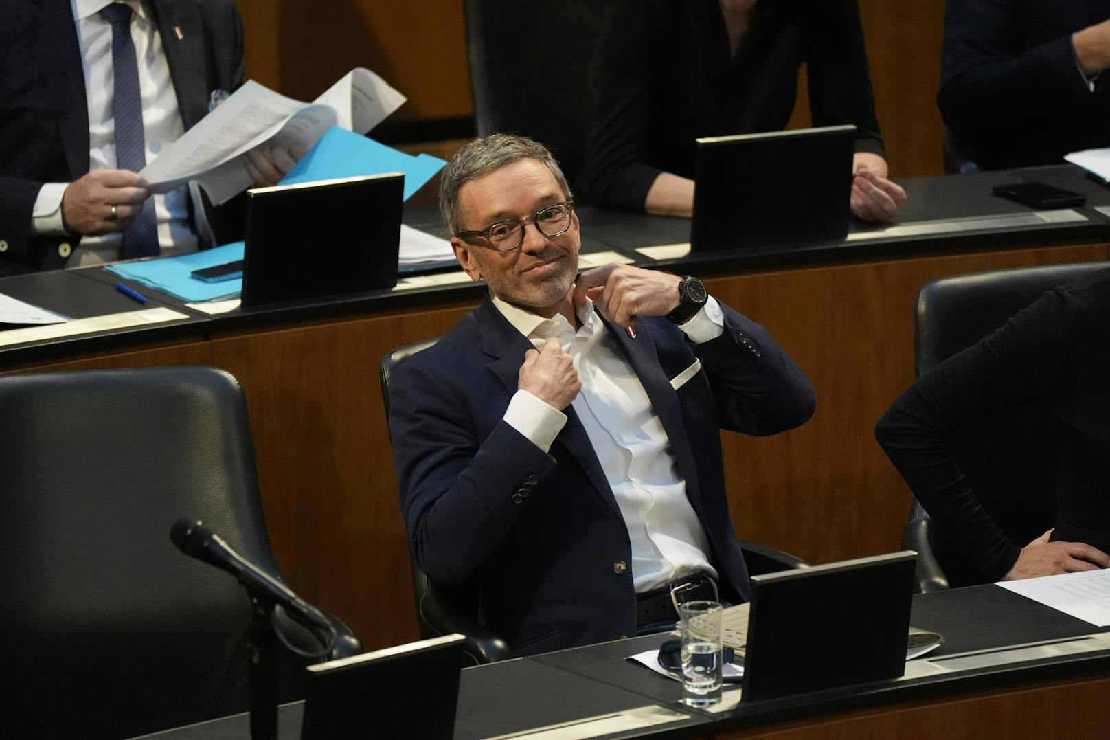 FPÖ-Chef Herbert Kickl richtet sich das Hemd.