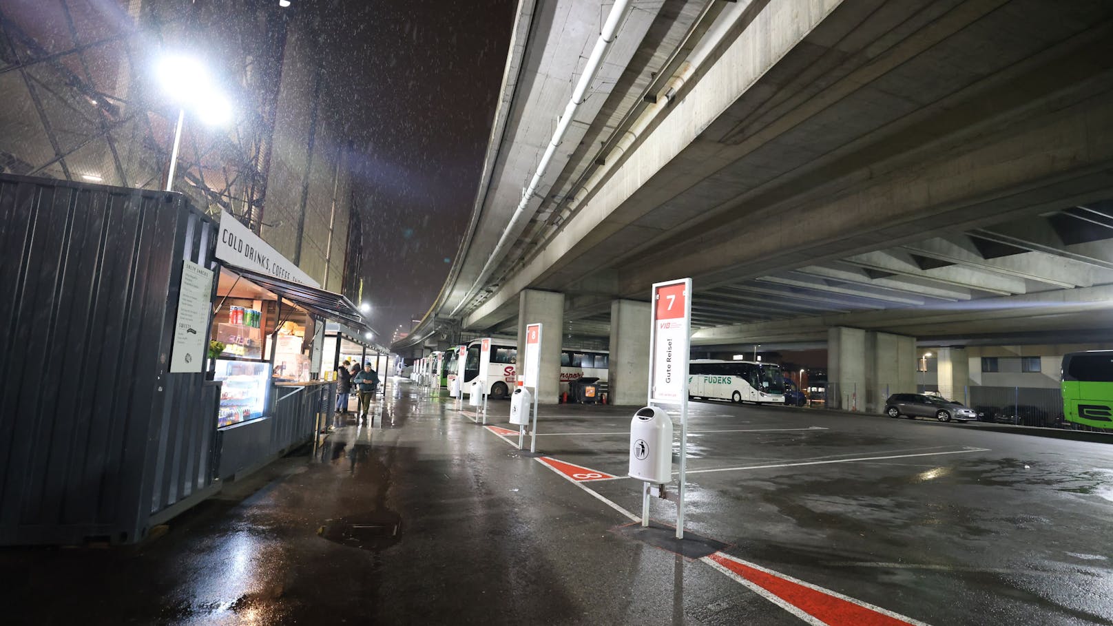 Ein Funken Leben unter der Autobahnbrücke: Der Kiosk bietet Snacks, doch die düstere Umgebung bleibt bedrückend.