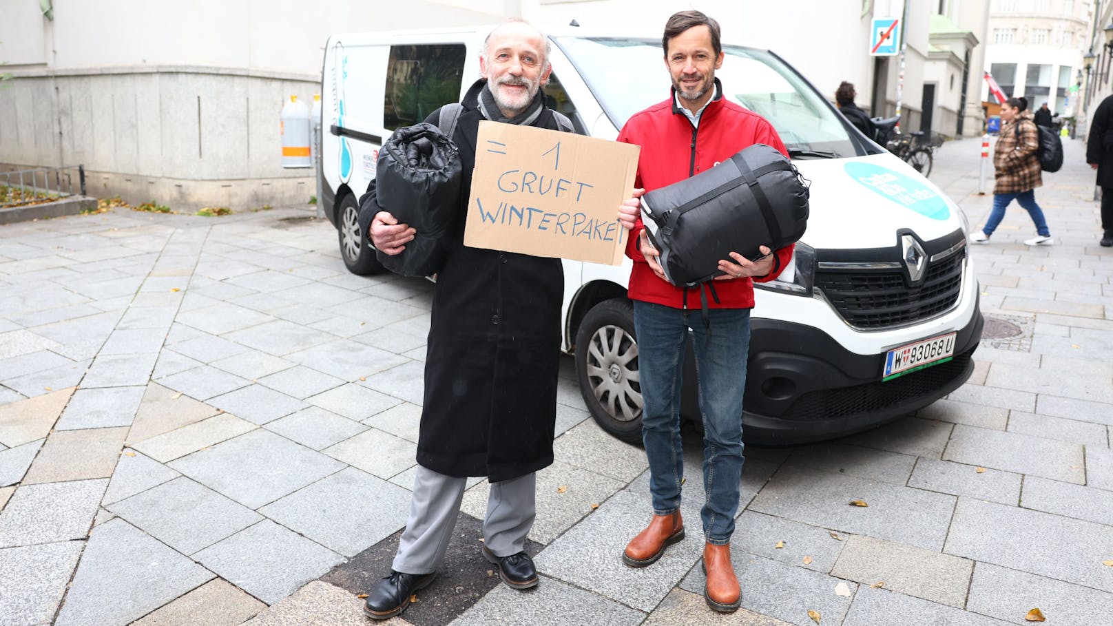 Karl Markovics, Schauspieler und Unterstützer der Gruft, mit Caritas-Direktor Klaus Schwertner (v.l.)