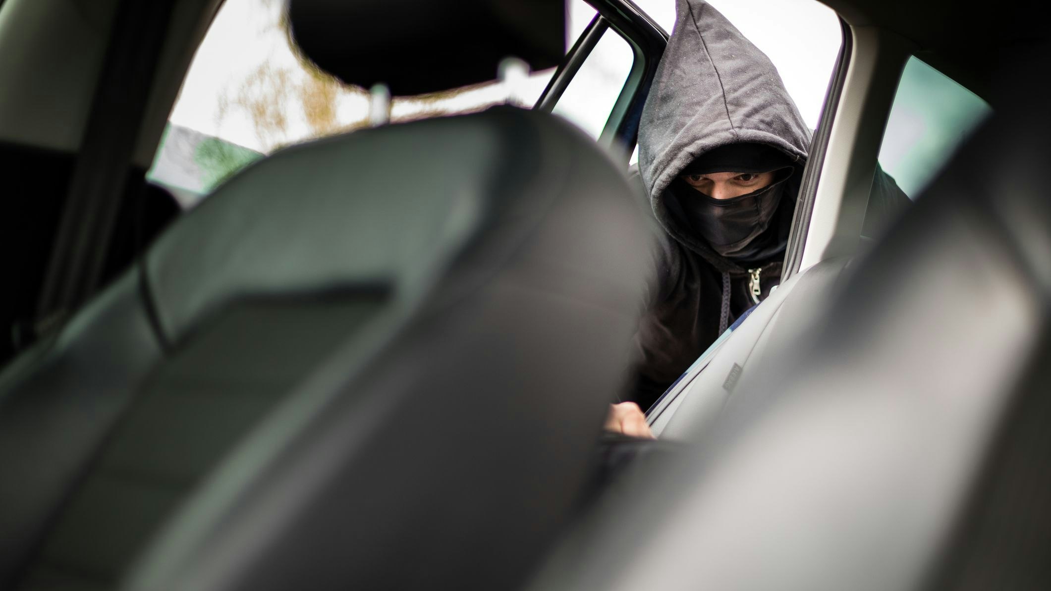 Heute.at - 15-Jähriger schlägt Auto ein, Besitzer beobachtet alles