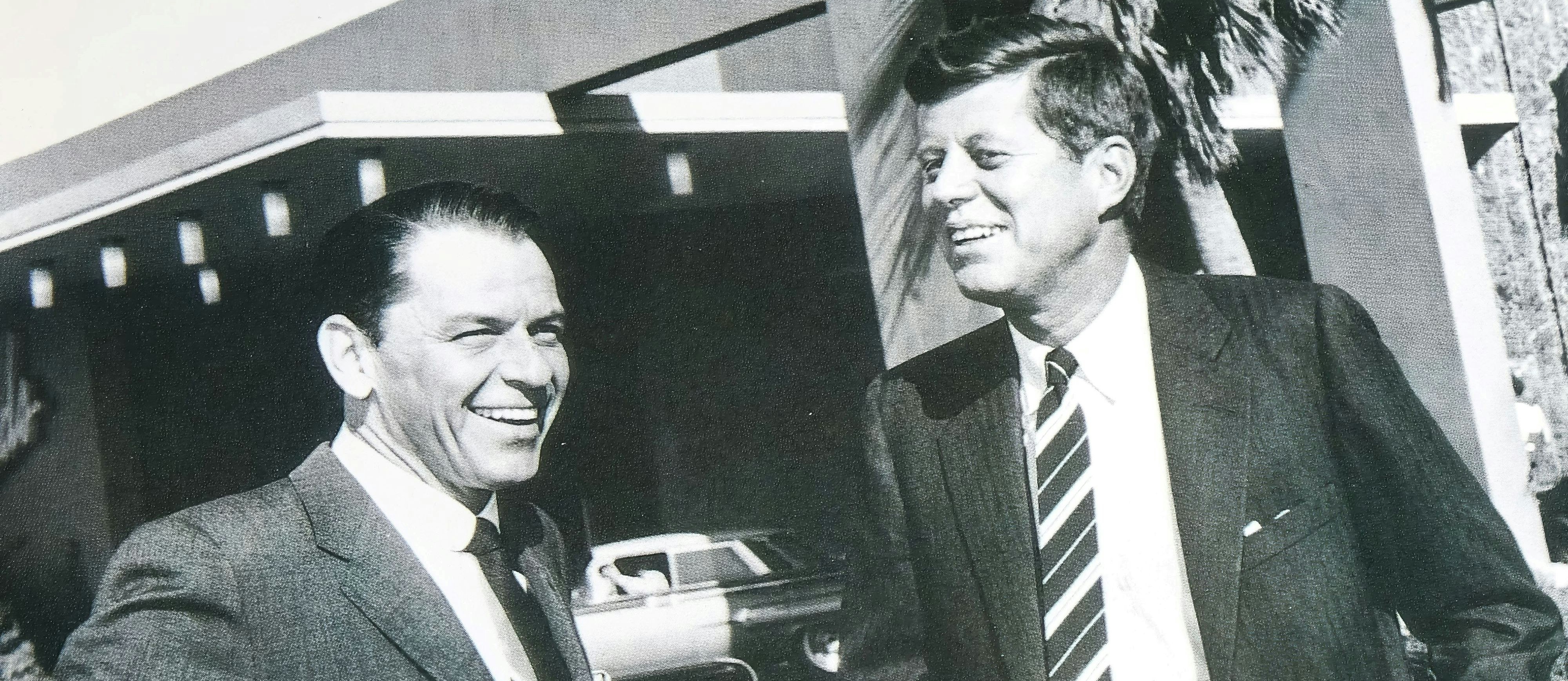 Kannten sich seit den späten 1940er-Jahren: Der Sänger Frank Sinatra (l.) und der spätere US-Präsident John F. Kennedy in den 1950ern in Palm Springs, Kalifornien