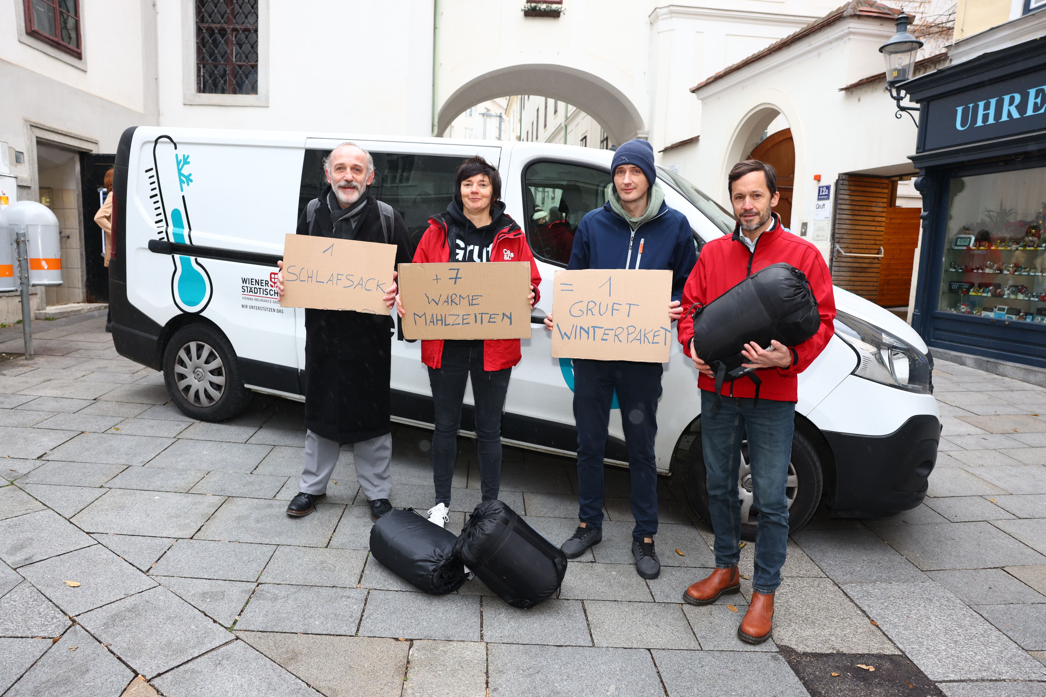 Schauspieler Karl Markovics, Lis Pichler, Leiterin der Gruft, Klient Martin und Klaus Schwertner, Caritasdirektor der Erzdiözese Wien (v.l.)