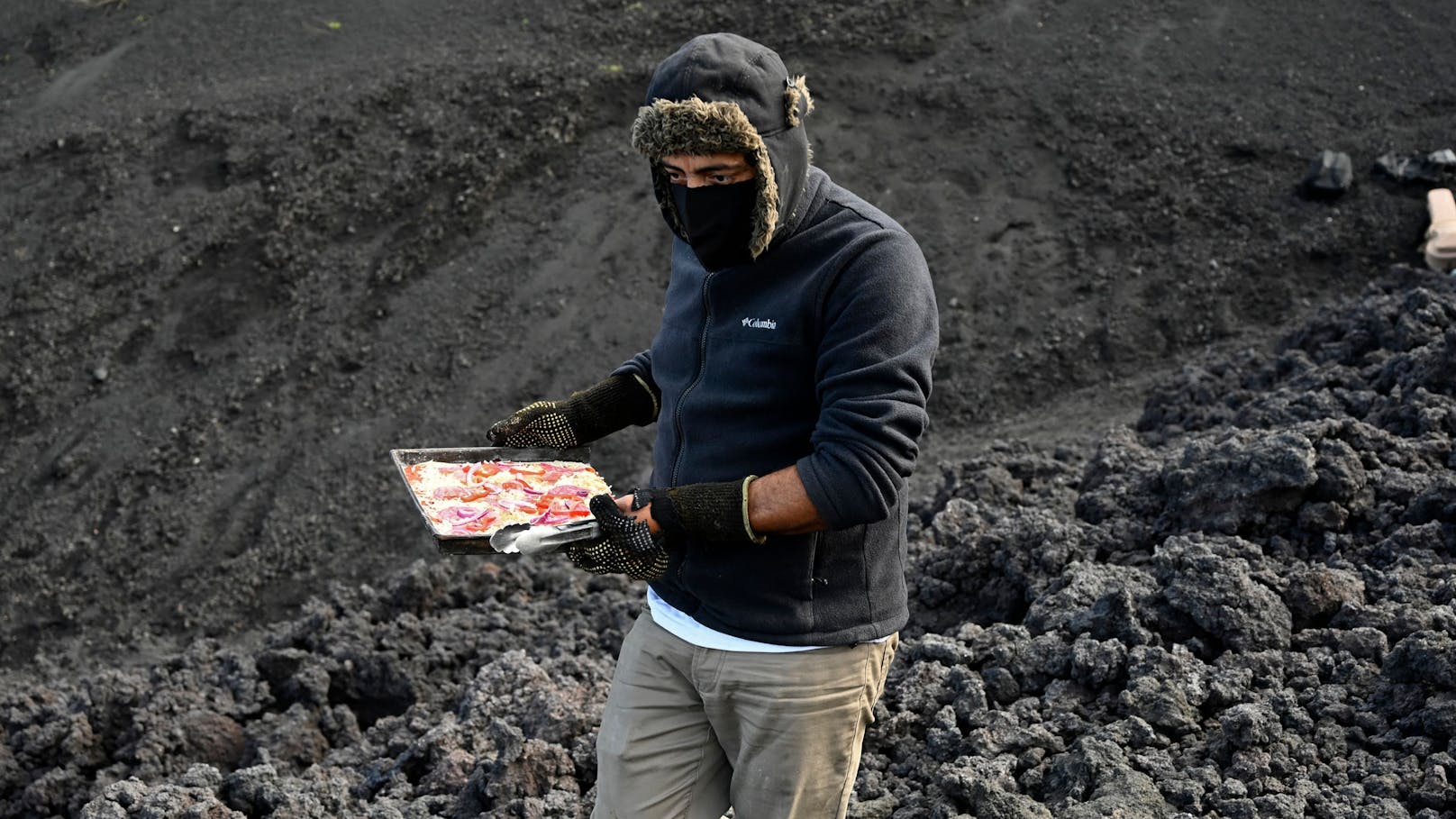 Lava als Backofen: <strong>Mario David Garcia</strong> überprüft seine Pizza. (Archivbild)