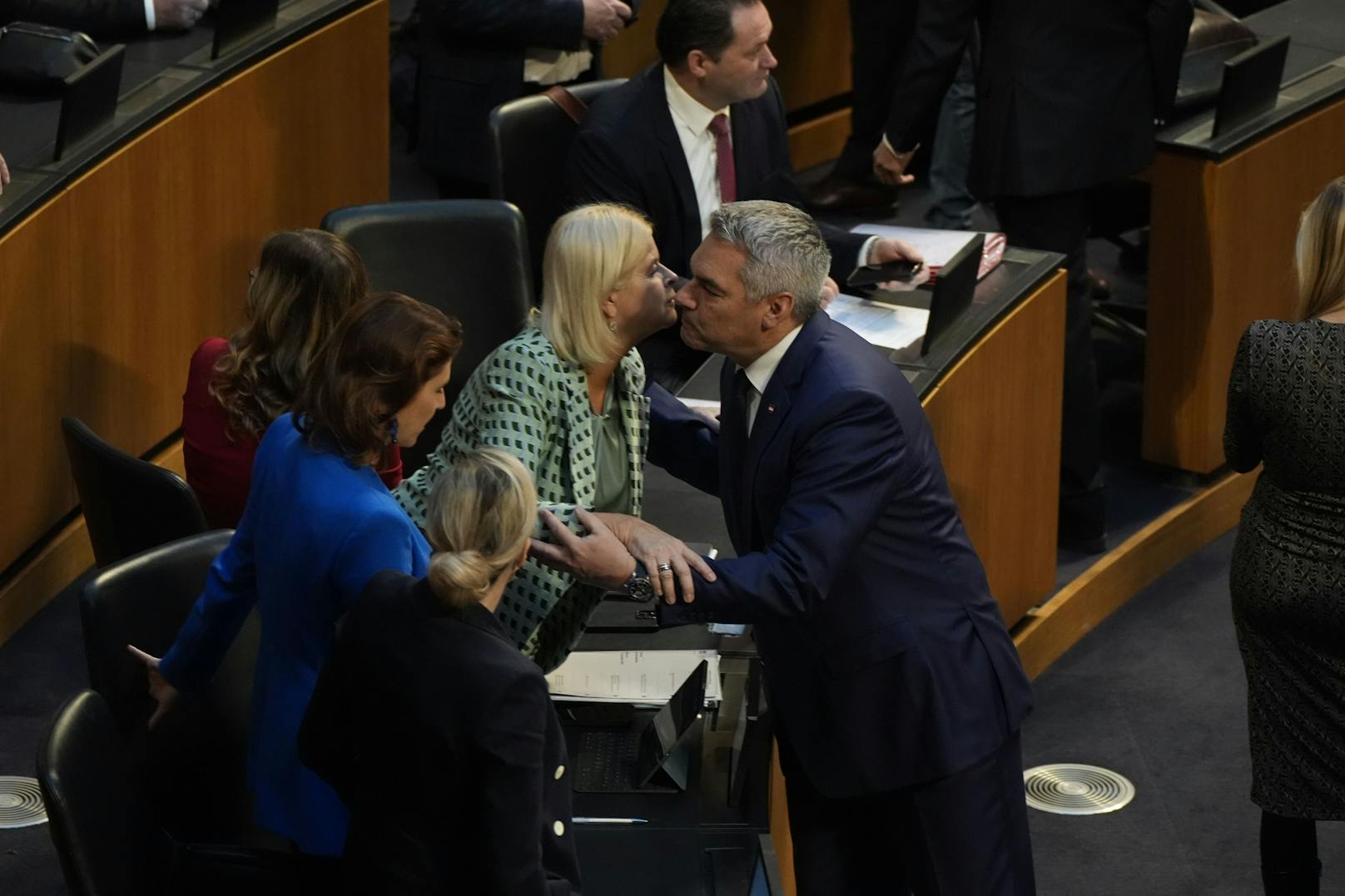 Bussi vom Kanzler für die Verteidigungsministerin.