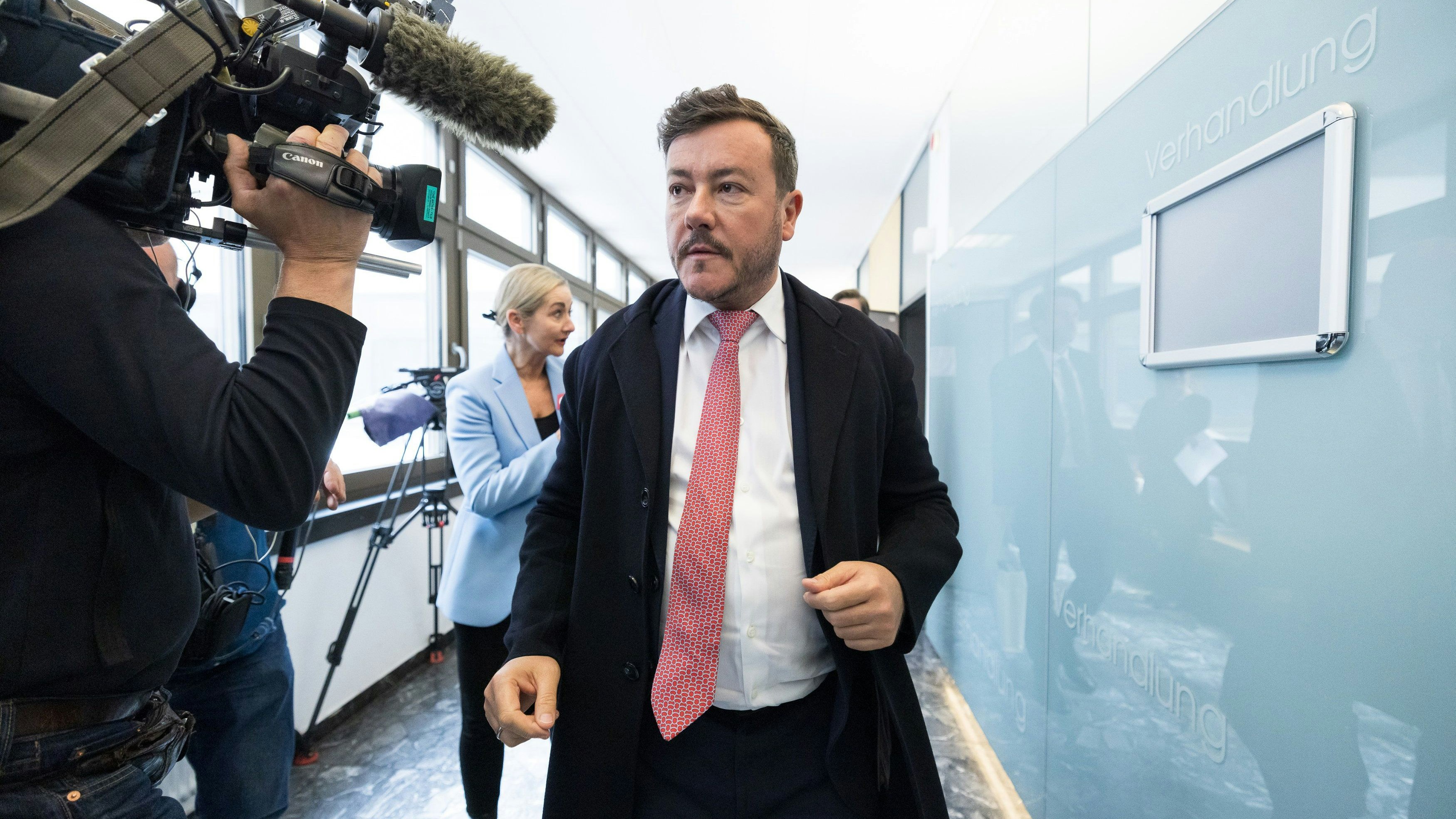 Damit die Anzüge nicht versteigert werden, legte die Familie zusammen