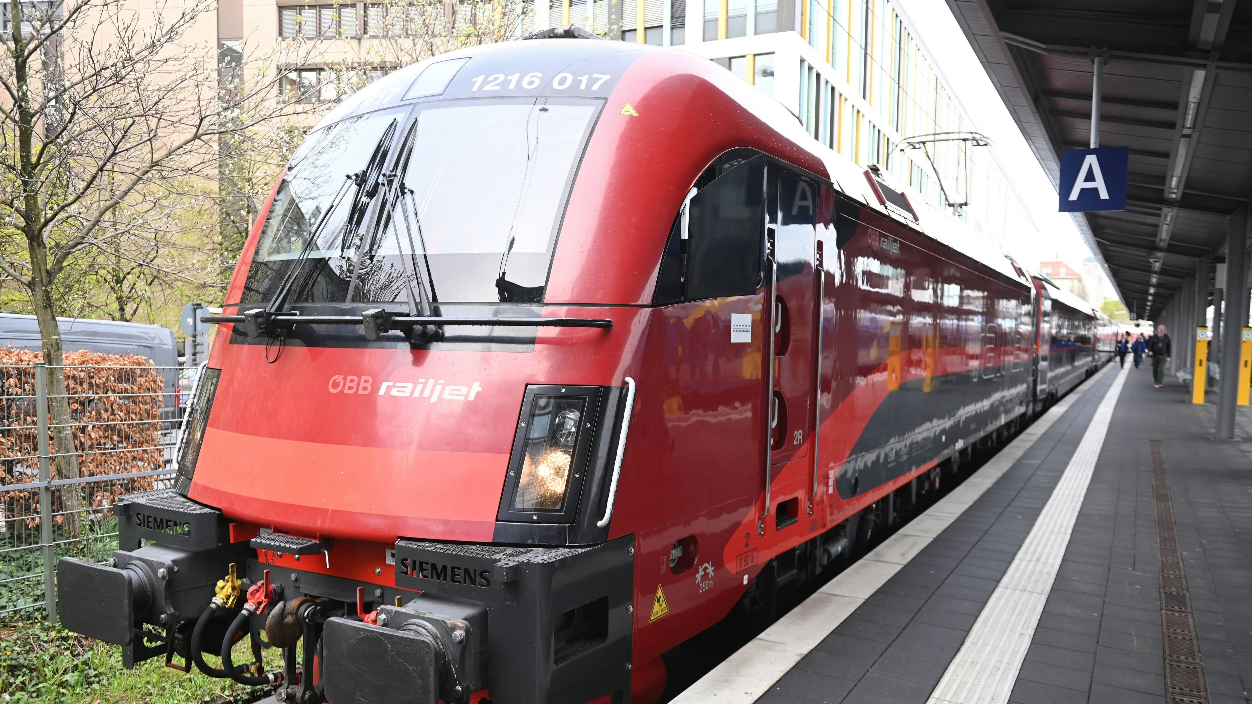 Ein Railjet der ÖBB in einem Bahnhof. (Symbolbild)