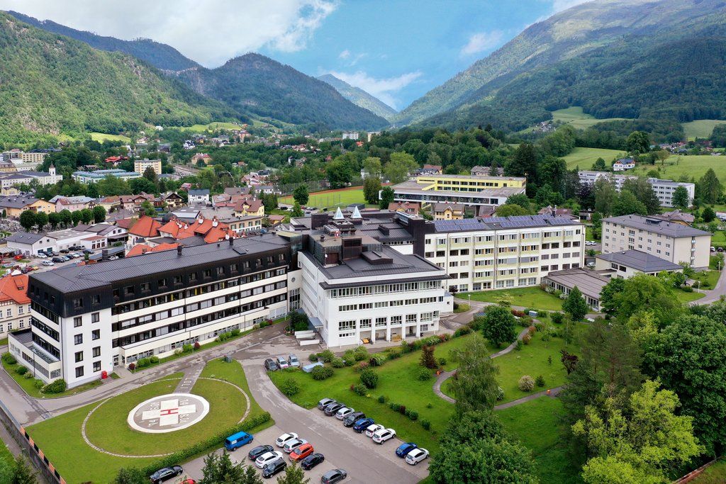 Der schwer verletzte Mann (44) wurde nach dem Angriff ins Salzkammergut Klinikum Bad Ischl gebracht.