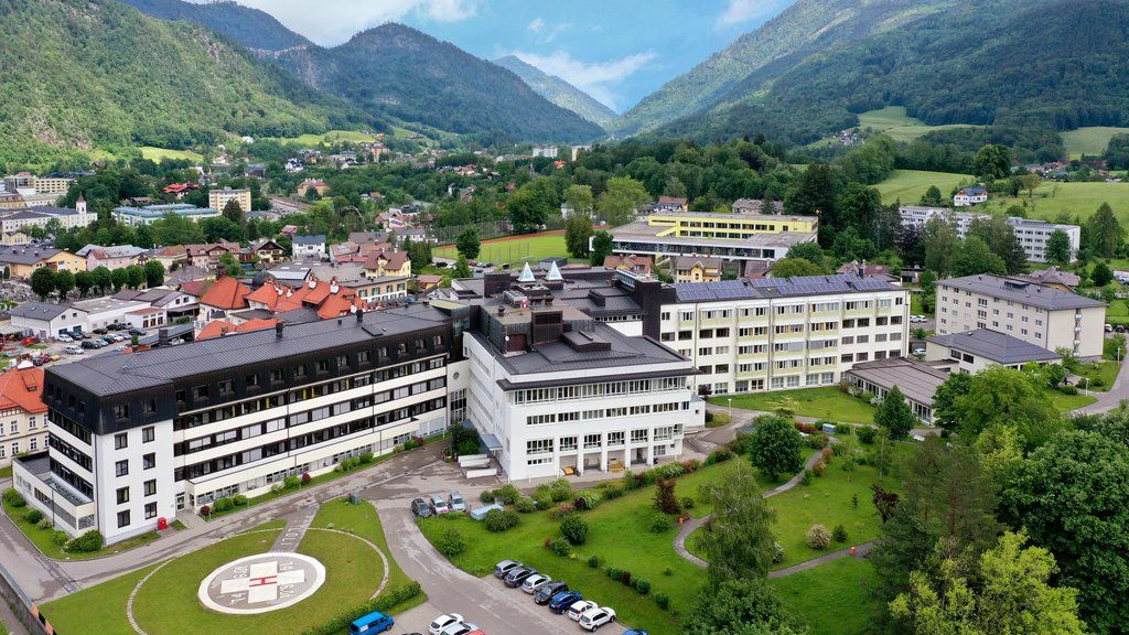 Der schwer verletzte Mann (44) wurde nach dem Angriff ins Salzkammergut Klinikum Bad Ischl gebracht.