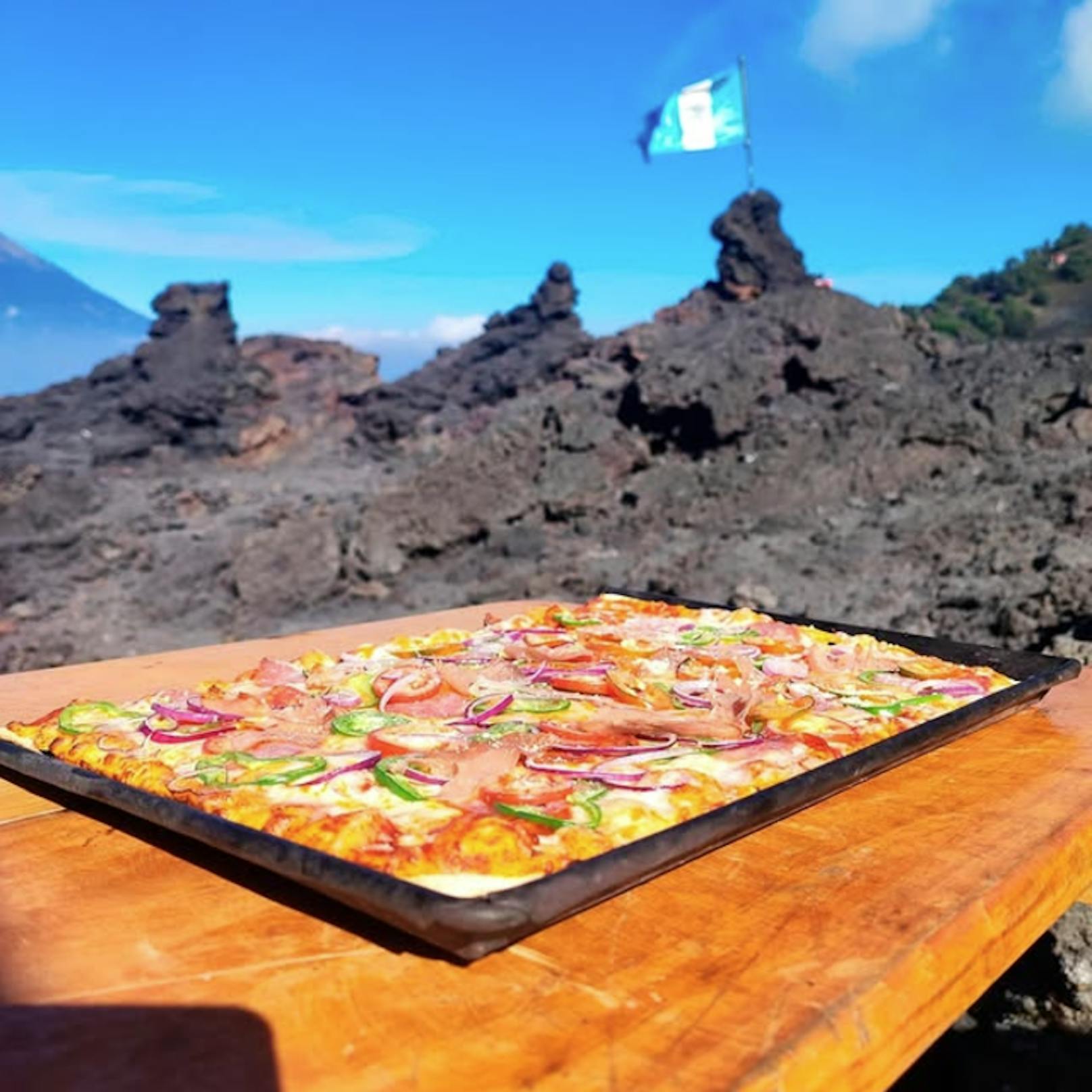 Chefkoch Mario David Garci nutzt die Hitze der Lava auf einem Vulkan in Guatemala zum Backen.