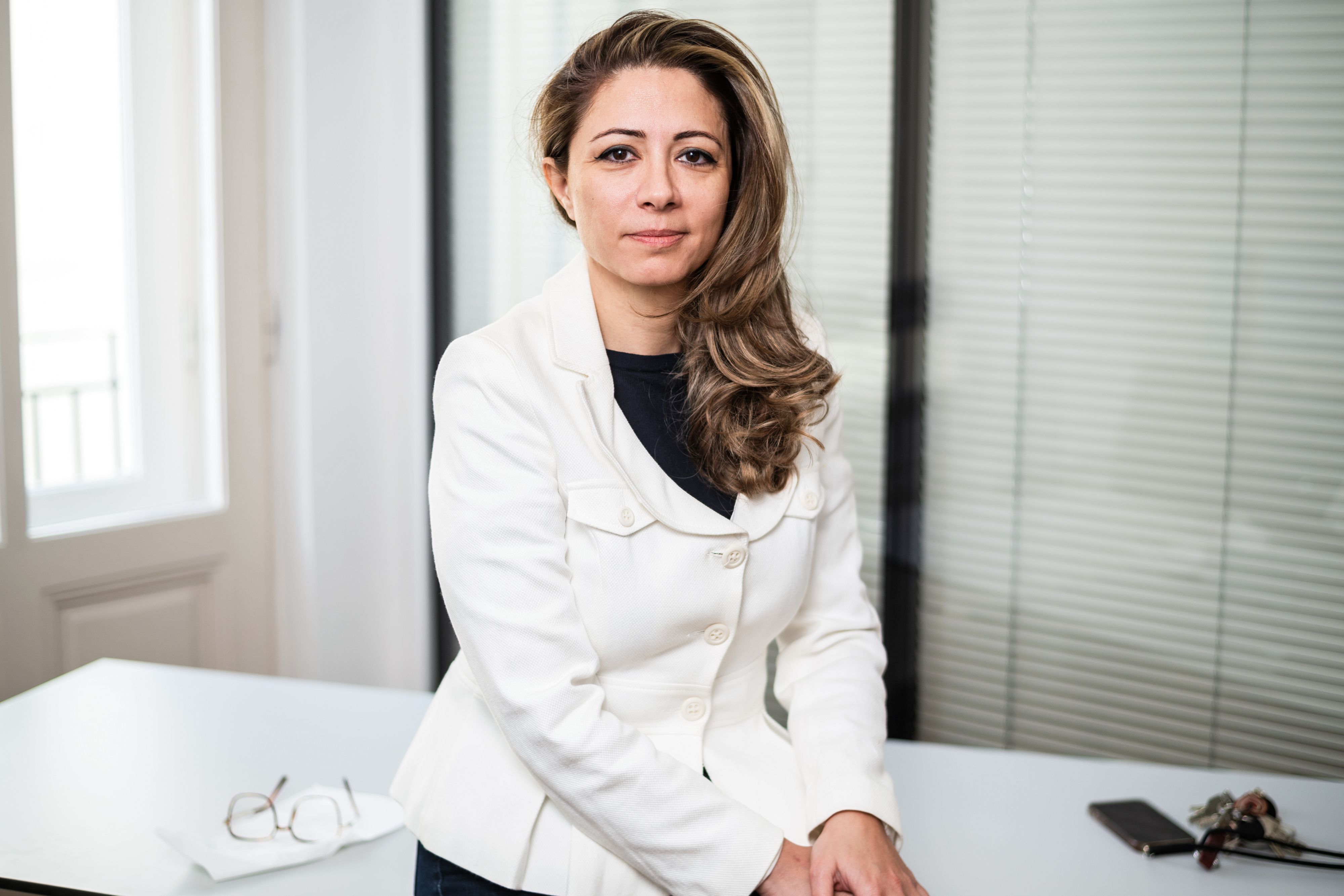 Dr. Kamaleyan-Schmied in ihrer Praxis: Die engagierte Ärztin spricht offen über die Herausforderungen und Bedrohungen in ihrem Berufsalltag.