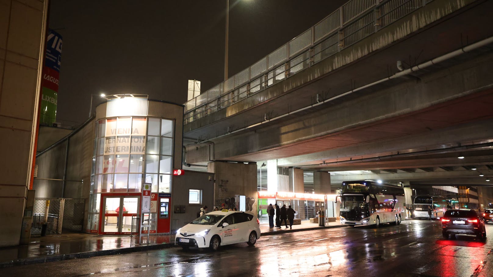 "Willkommen in Wien?" Der Vienna International Busterminal (VIB) zeigt sich nachts als düsterer Startpunkt für Reisende