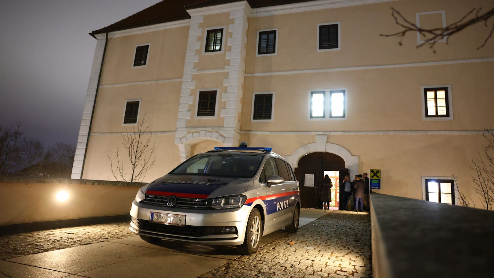 Polizeiauto vor dem Gemeindeamt (im Schloss in Vösendorf untergebracht)