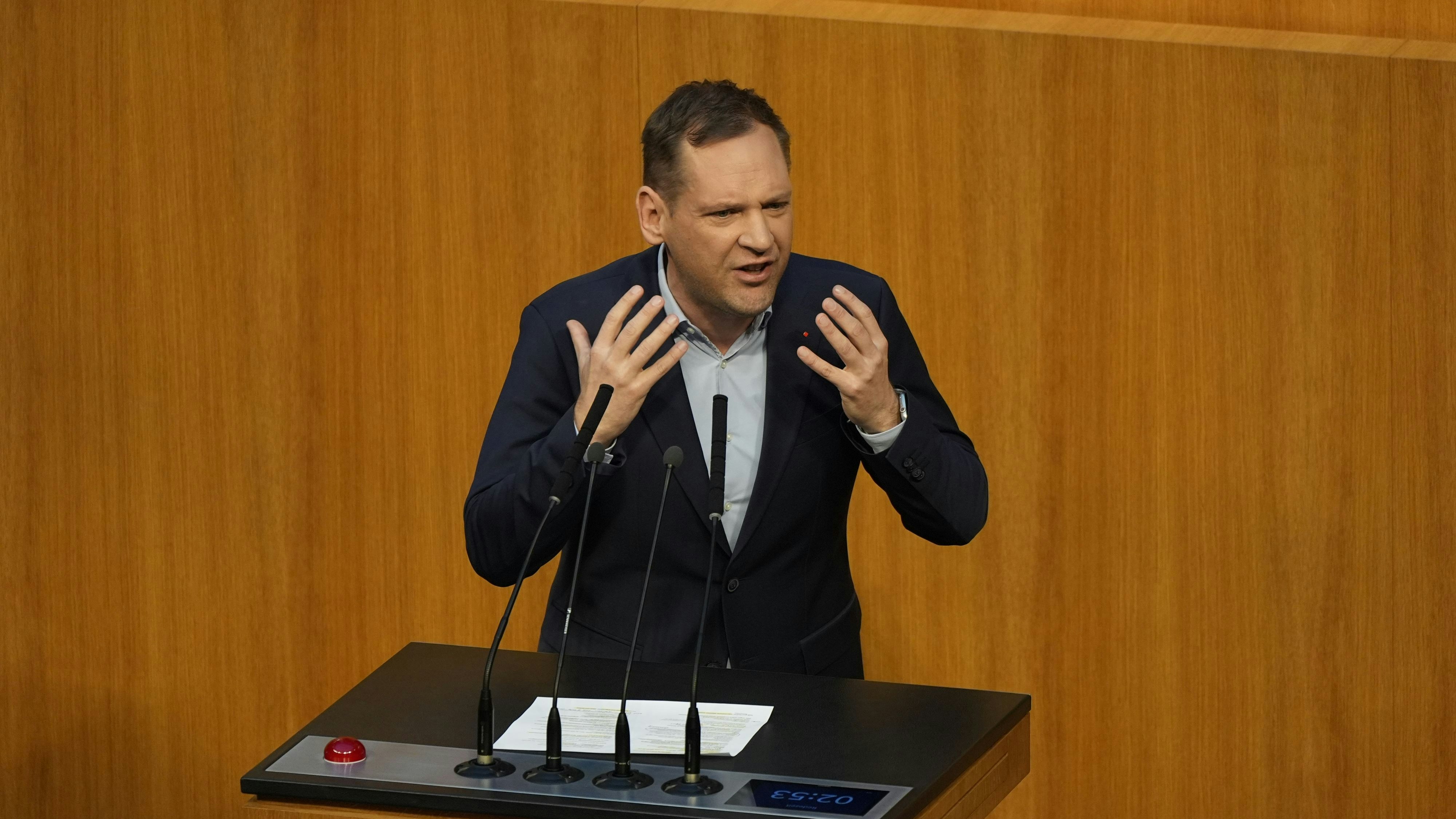 SPÖ-Klubchef Philip Kucher kritisiert die grüne Regierungsbeteiligung.