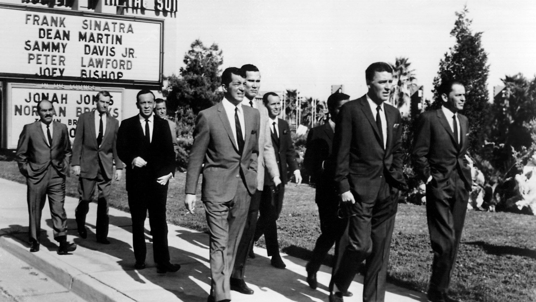 Szene aus dem Original-Film "Oceans Eleven" aus dem Jahr 1960: Richard Benedict, Clem Harvey, Buddy Lester, Norman Fell, Dean Martin, Henry Silva, Joey Bishop, Sammy Davis Jr., Peter Lawford und Frank Sinatra (v. l.)